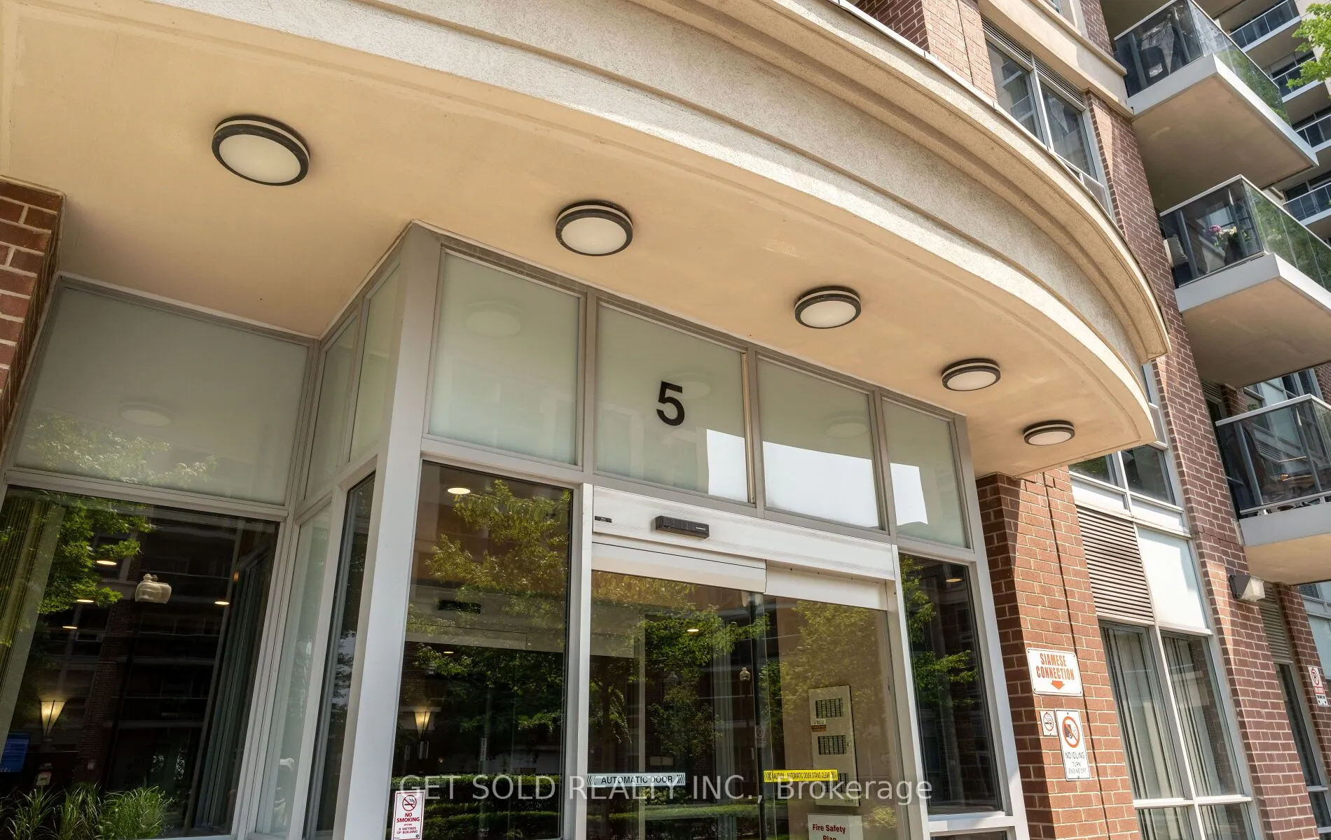 5 Michael Power Place, #LPH03