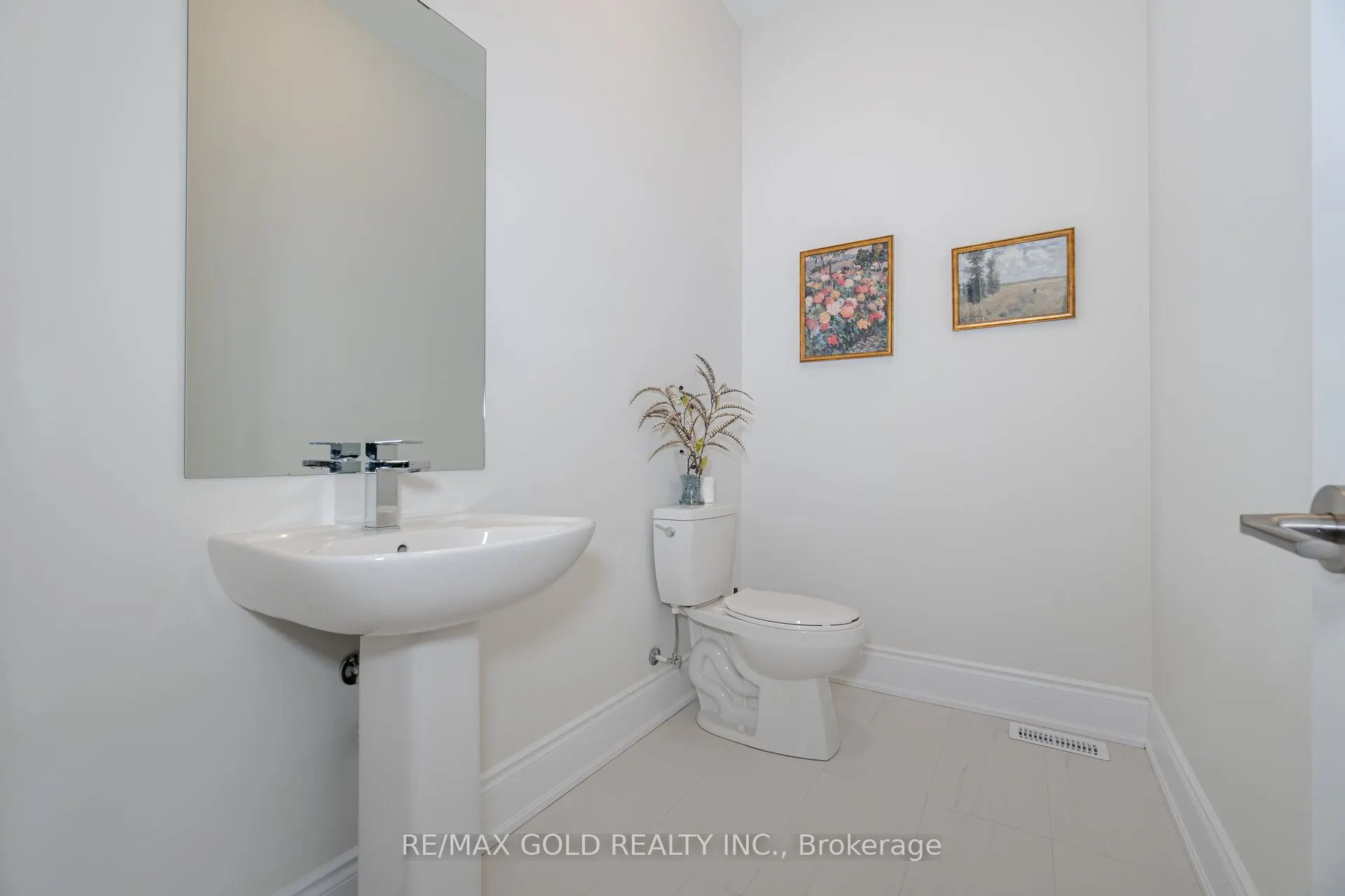 82 Raspberry Ridge Avenue