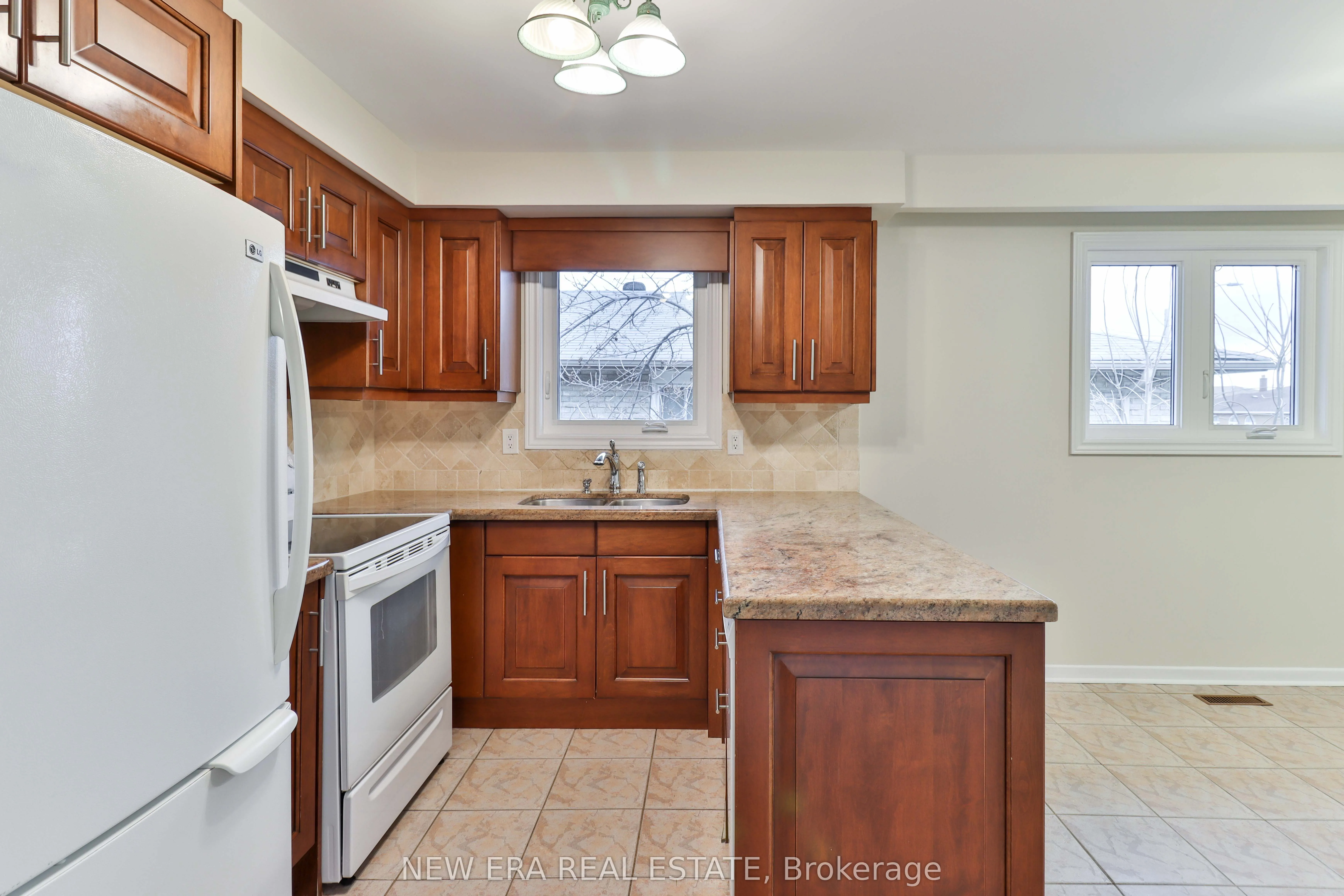 2559 Kingsberry Crescent