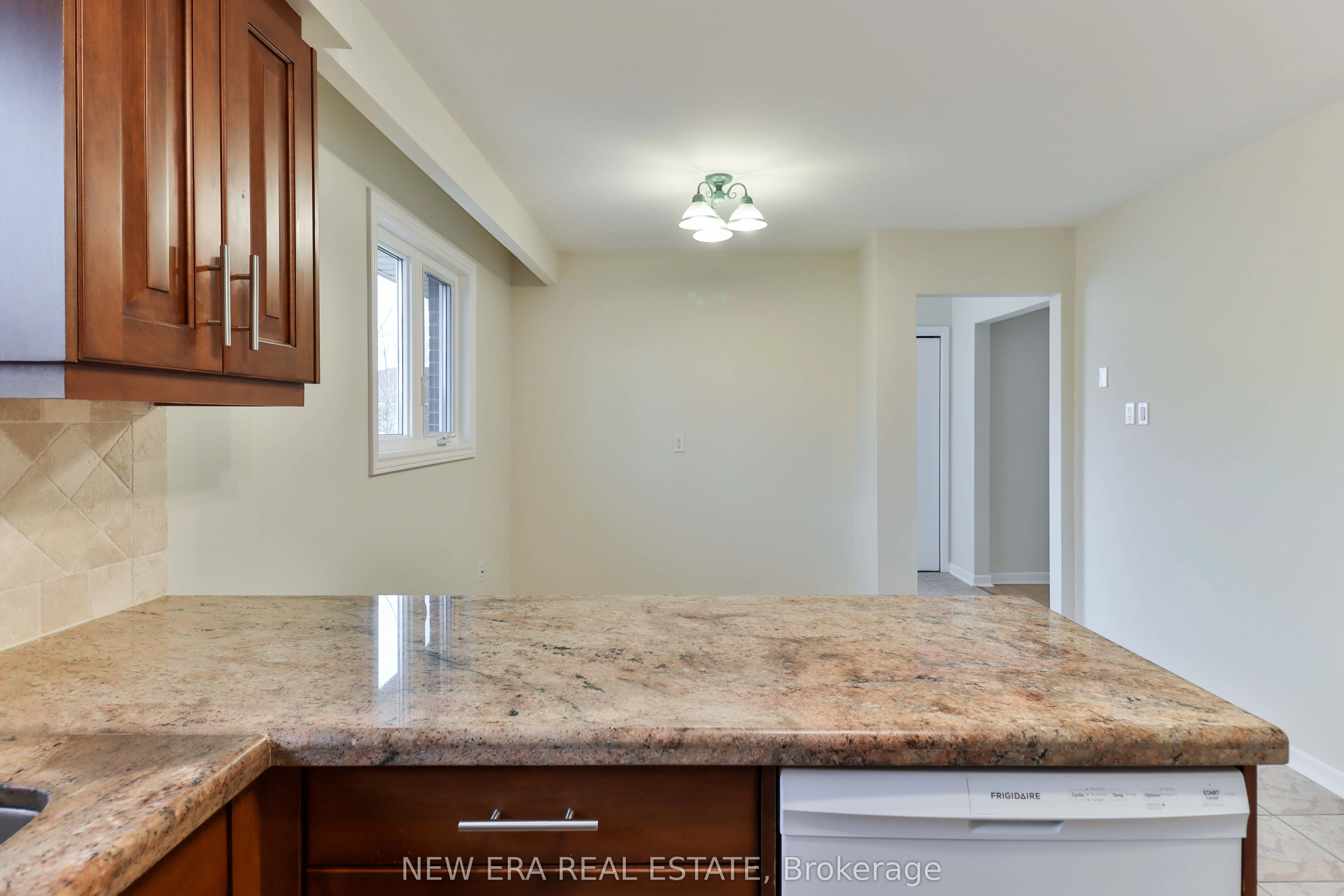2559 Kingsberry Crescent
