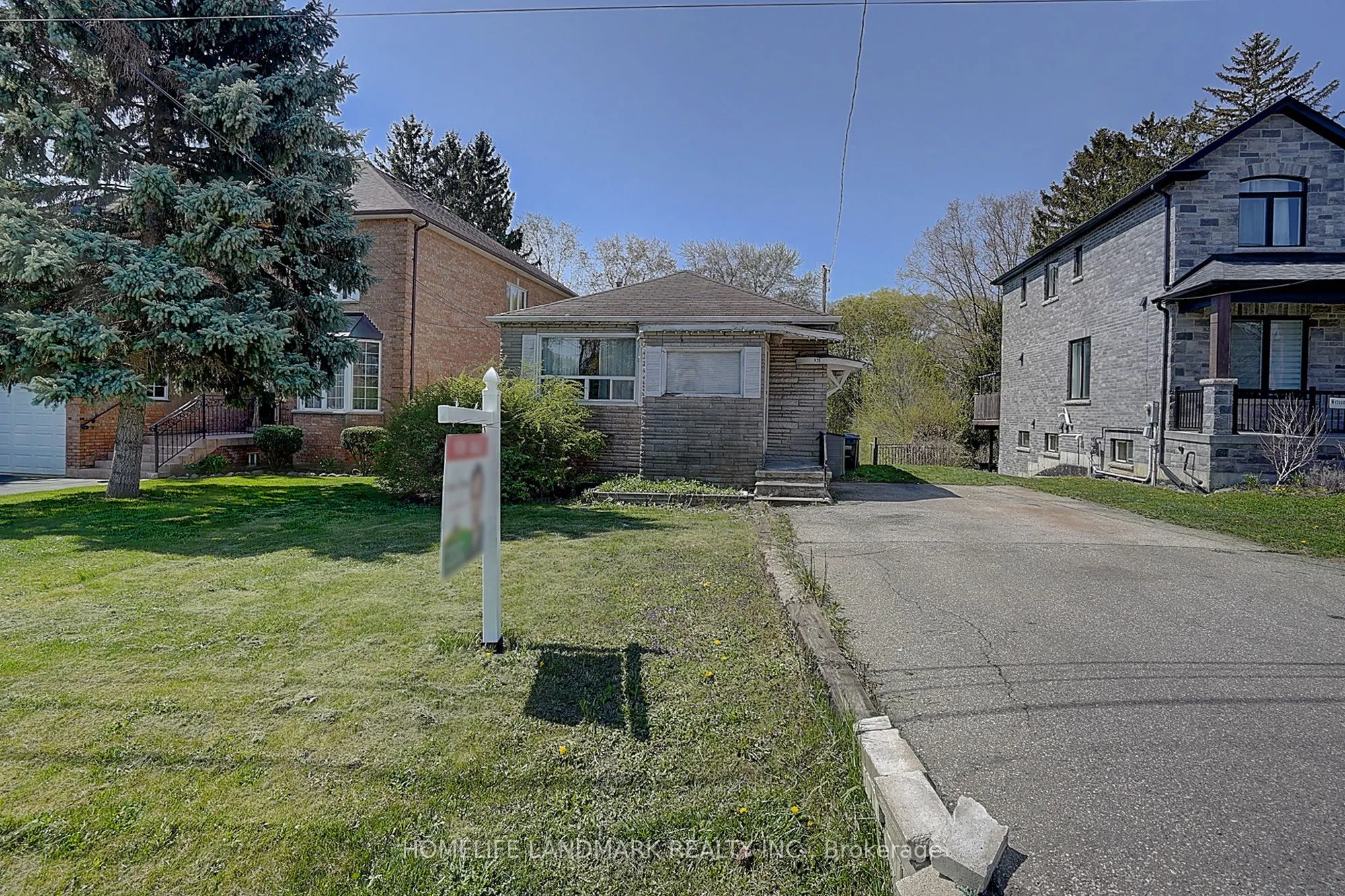 928 Hampton Crescent