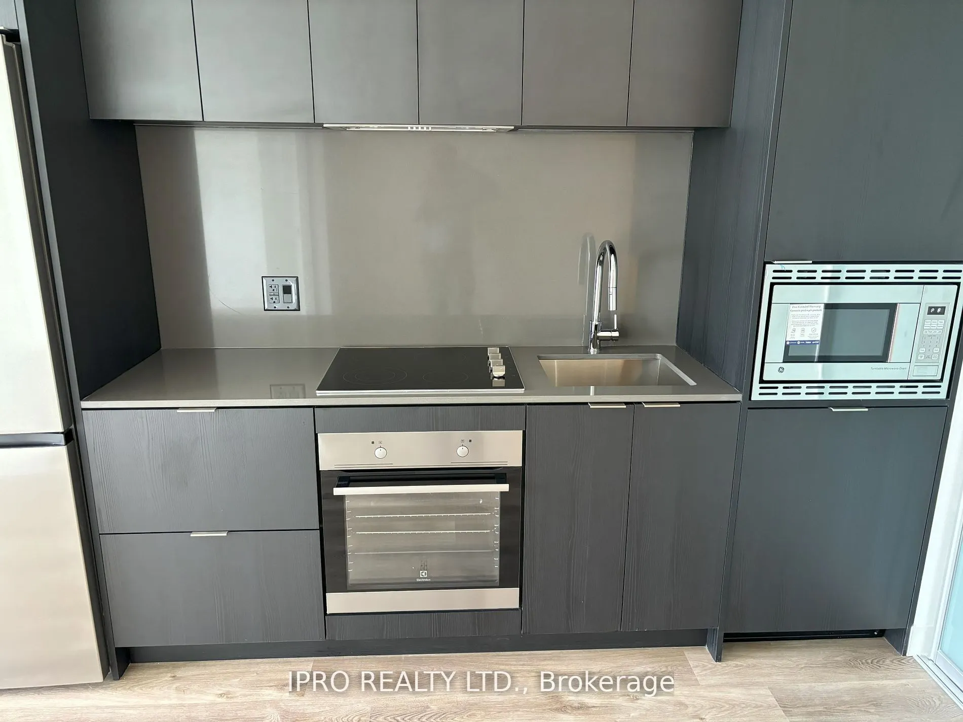 86 Dundas Street E, #1111