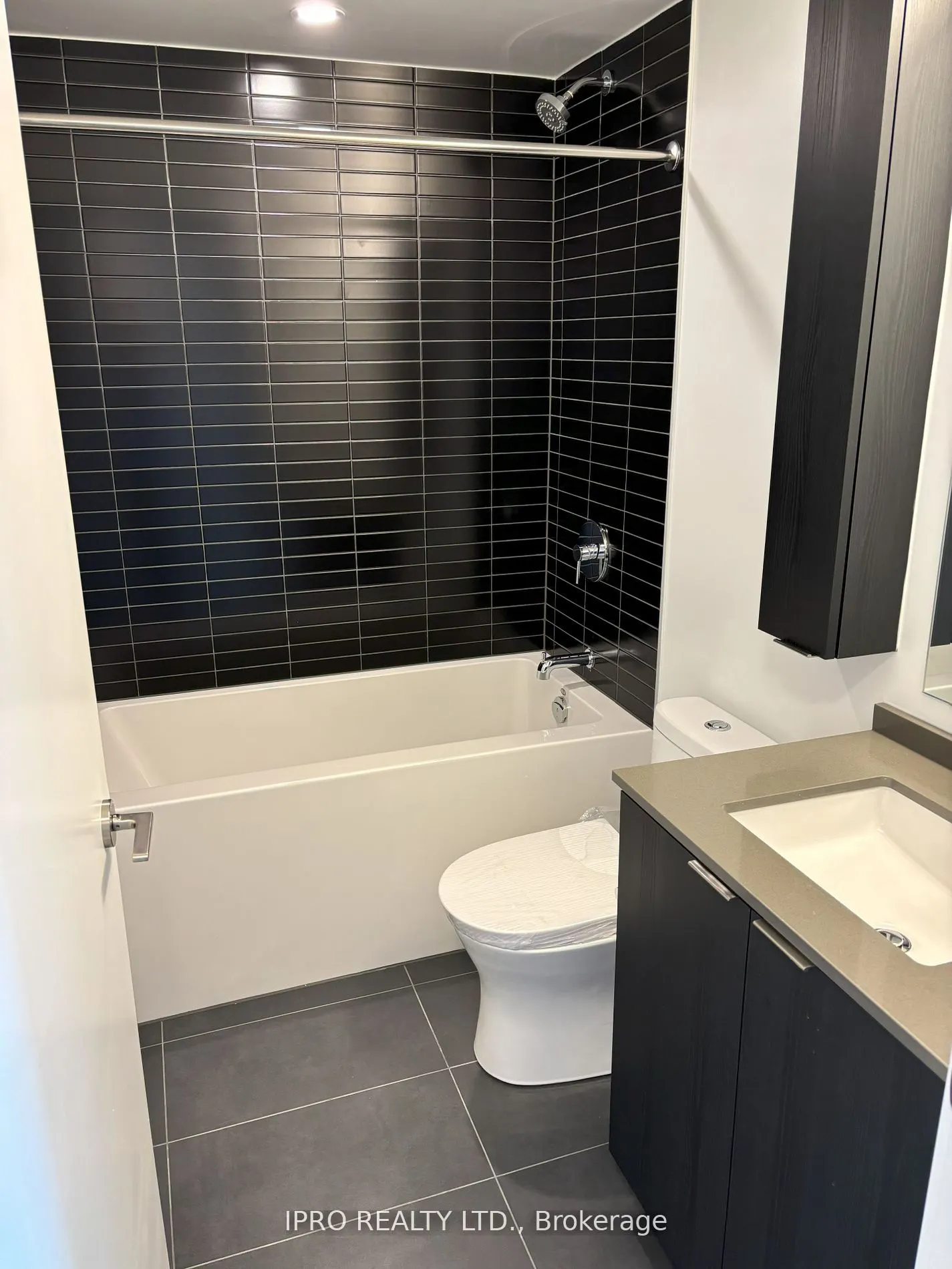 86 Dundas Street E, #1111