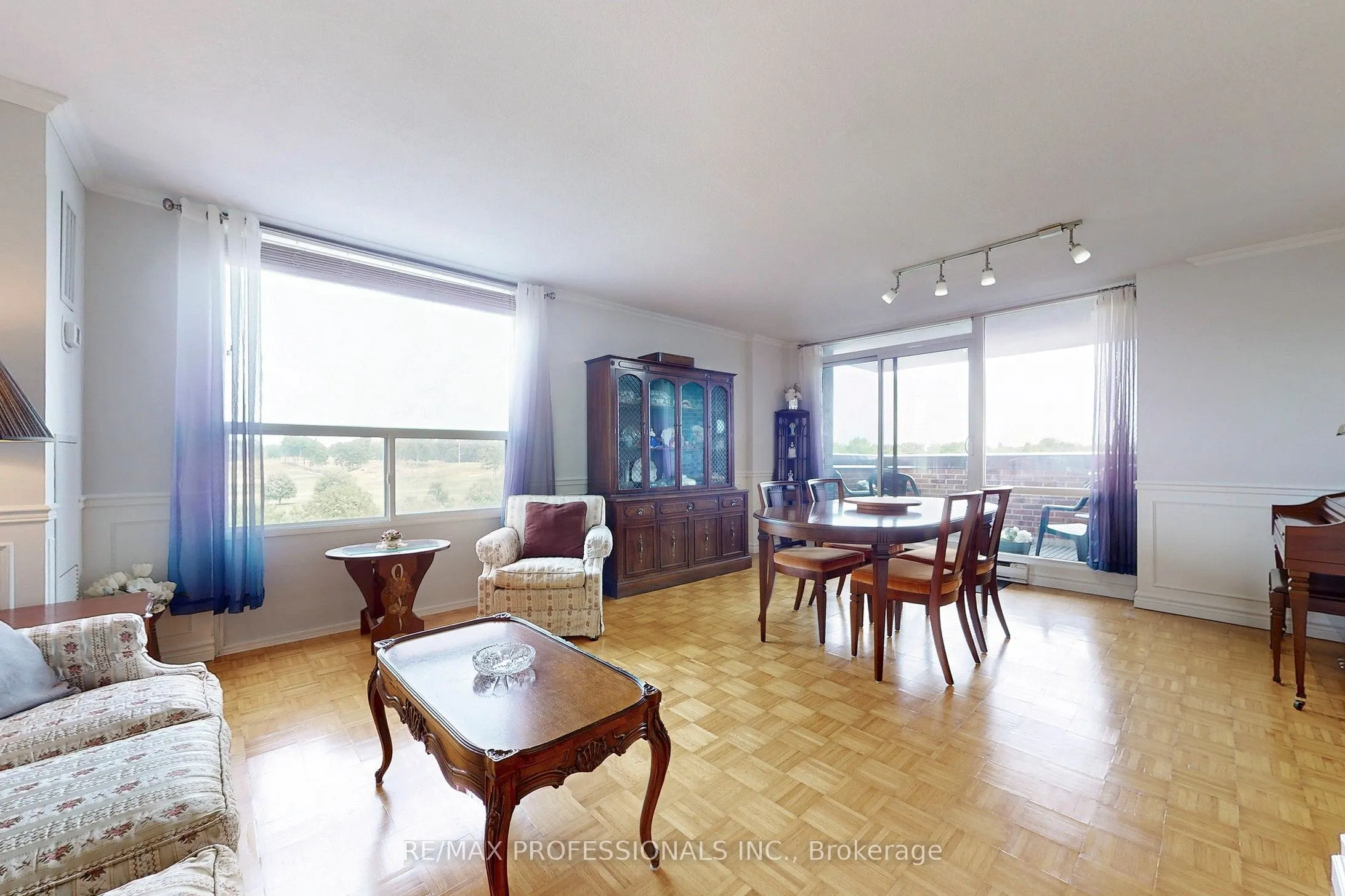 1535 Lakeshore Road E, #806