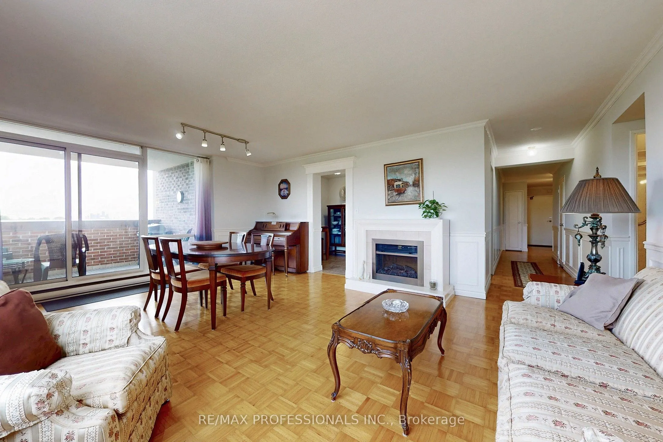 1535 Lakeshore Road E, #806