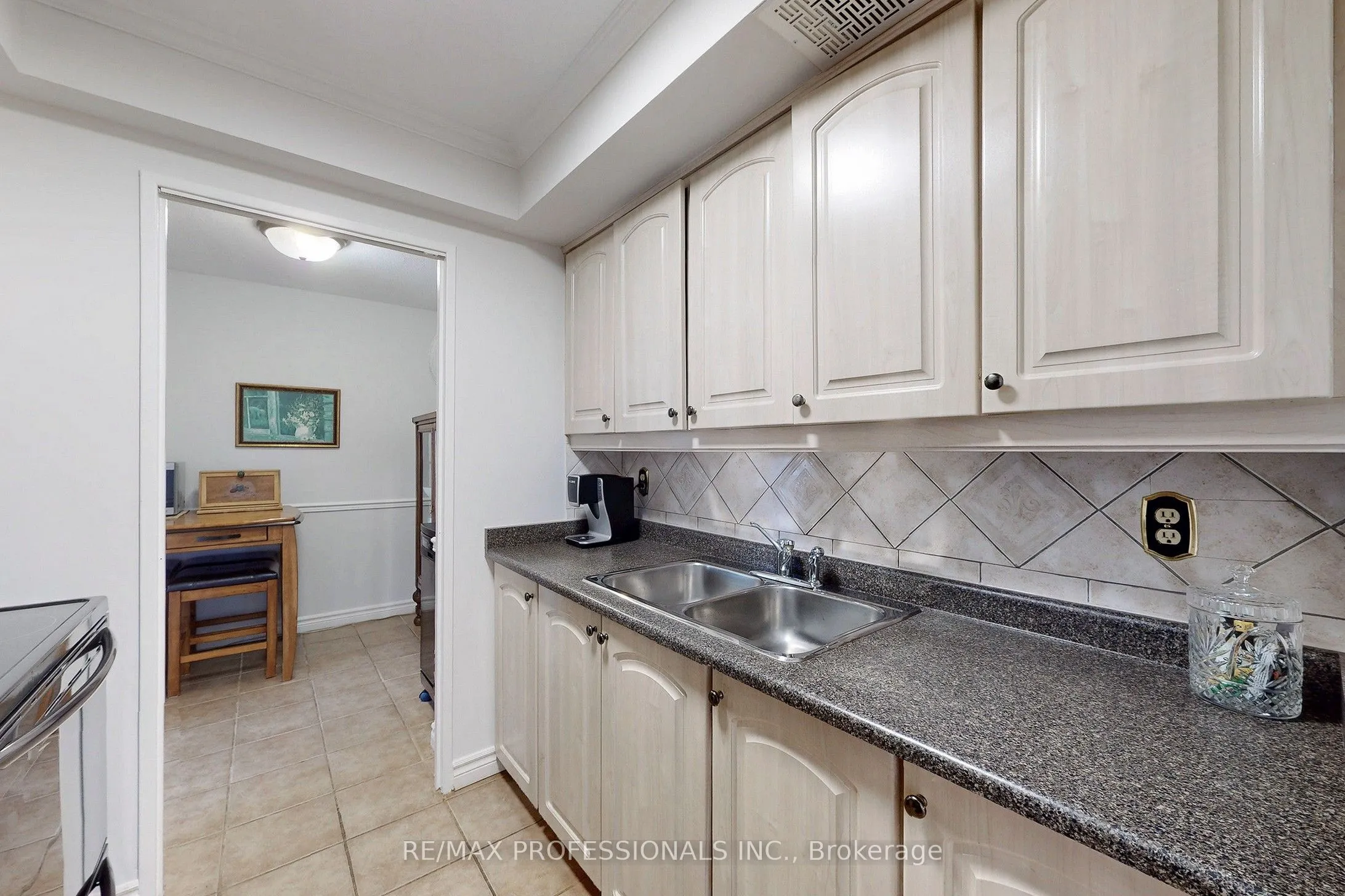 1535 Lakeshore Road E, #806