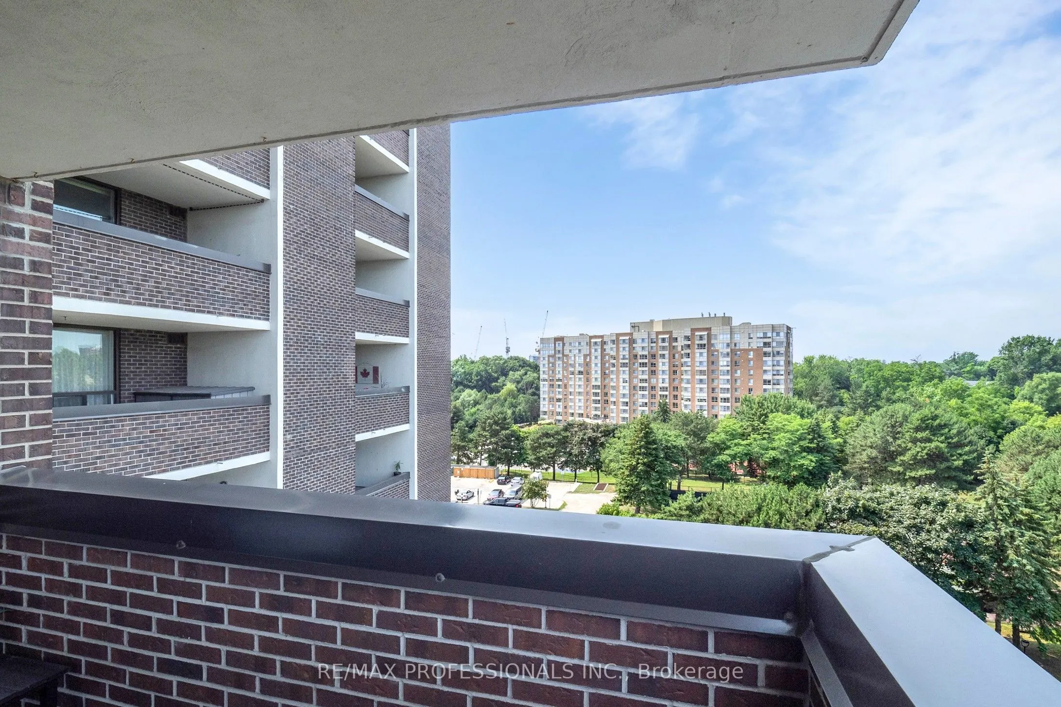 1535 Lakeshore Road E, #806
