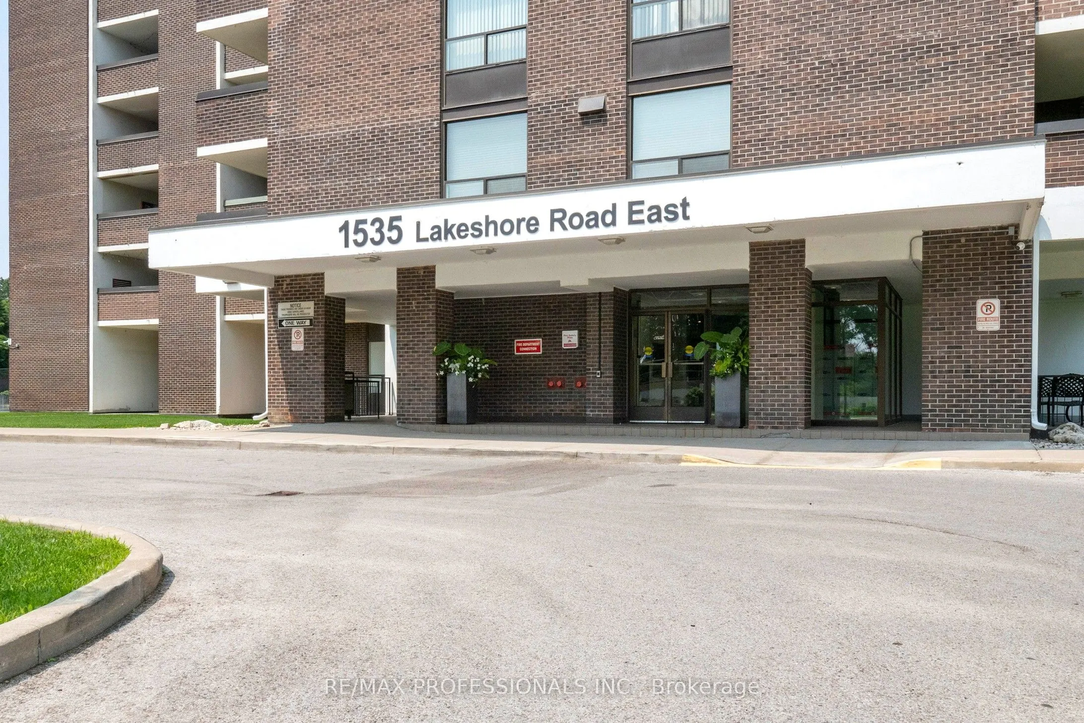1535 Lakeshore Road E, #806
