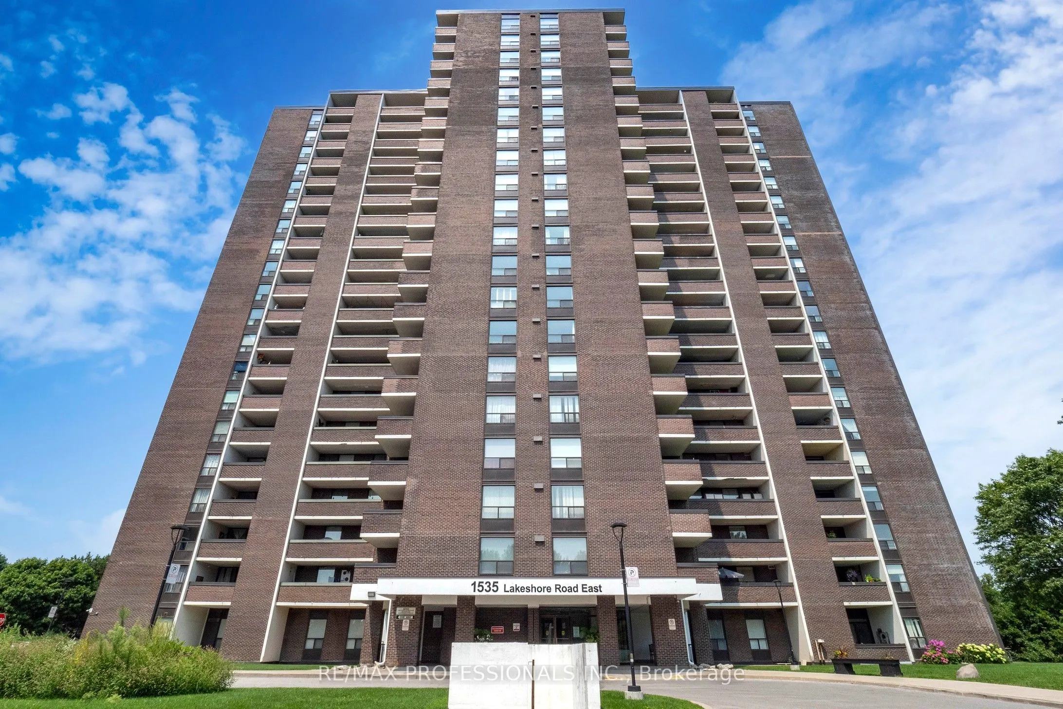 1535 Lakeshore Road E, #806