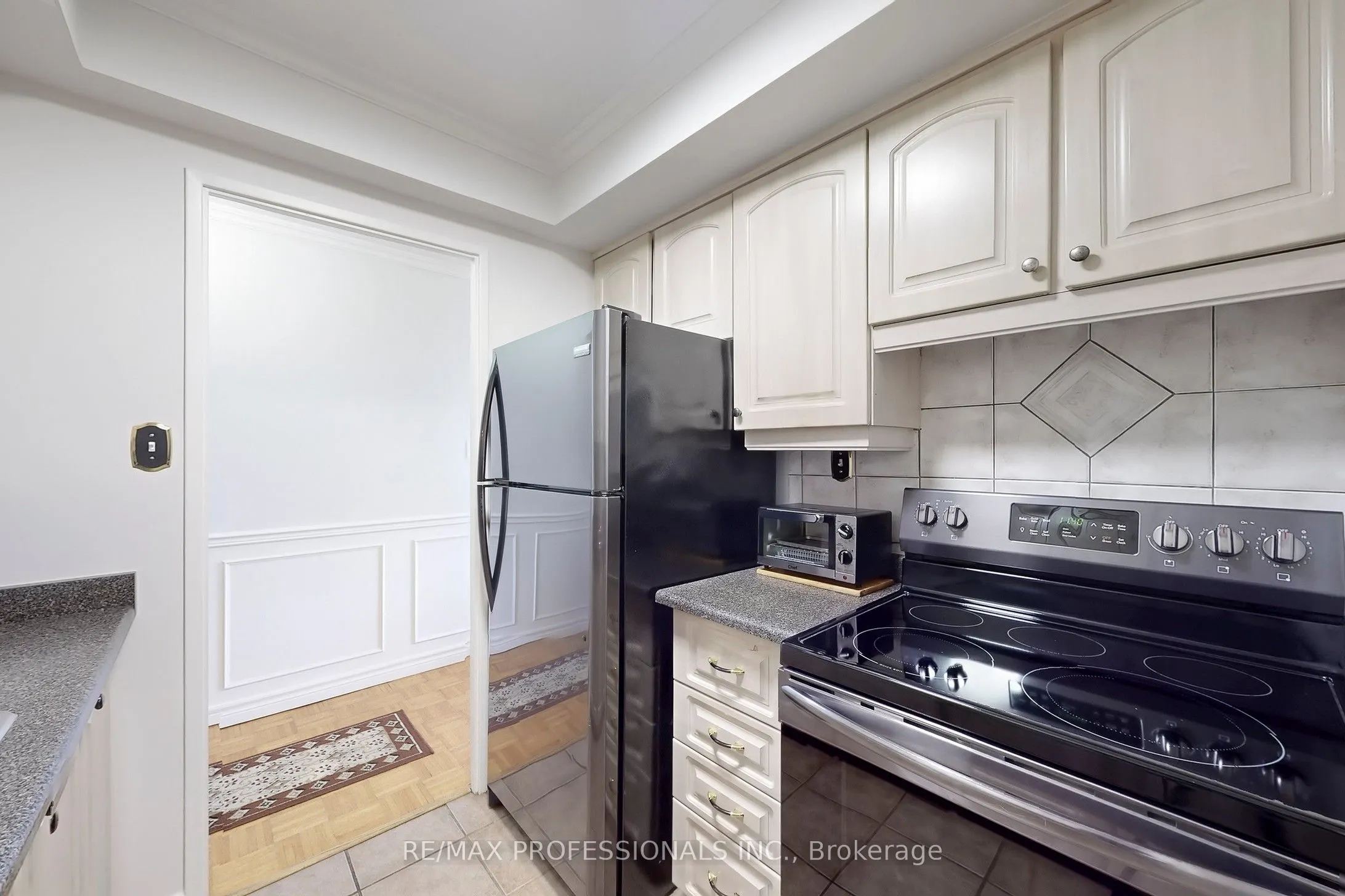 1535 Lakeshore Road E, #806
