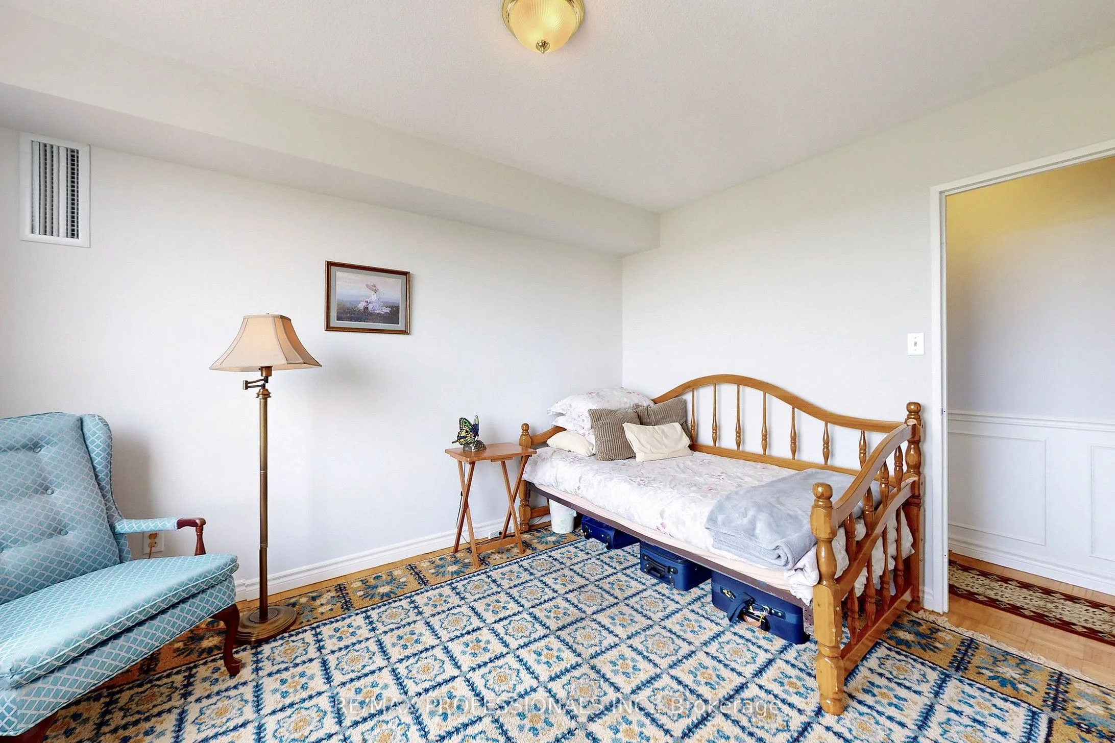 1535 Lakeshore Road E, #806
