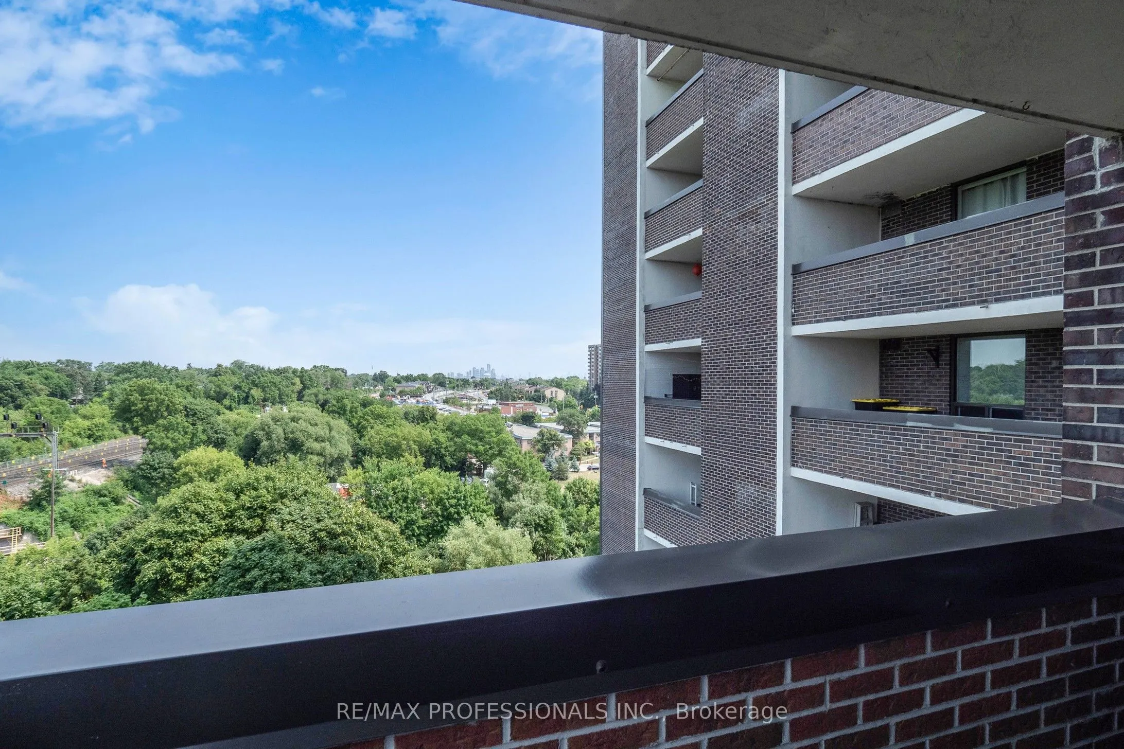 1535 Lakeshore Road E, #806