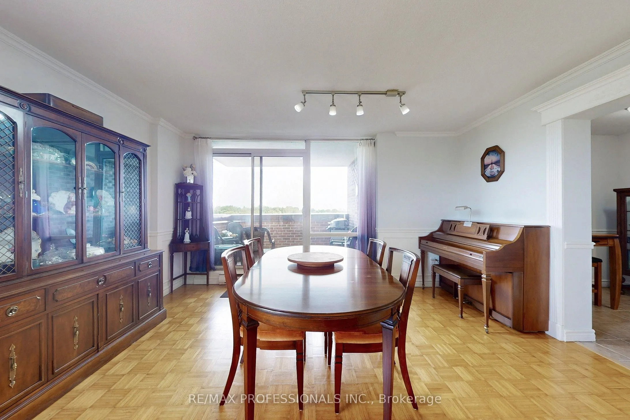 1535 Lakeshore Road E, #806