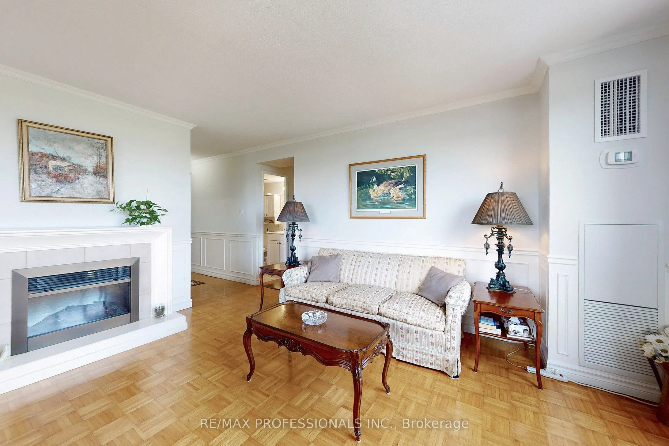 1535 Lakeshore Road E, #806