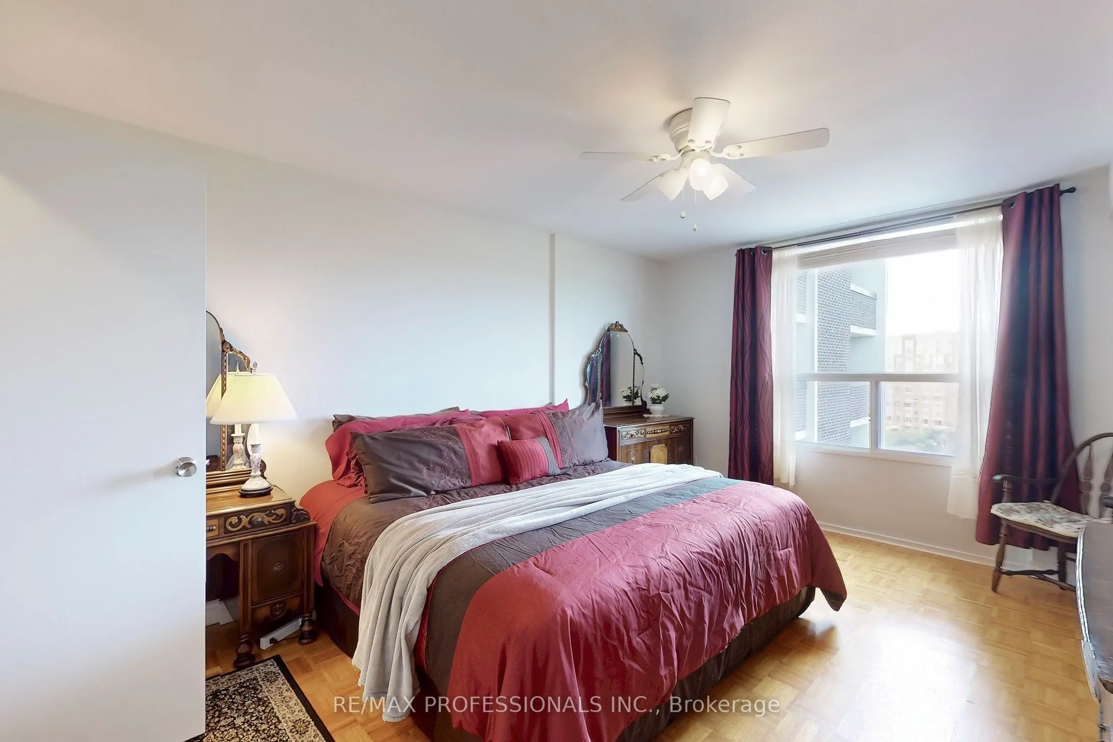 1535 Lakeshore Road E, #806