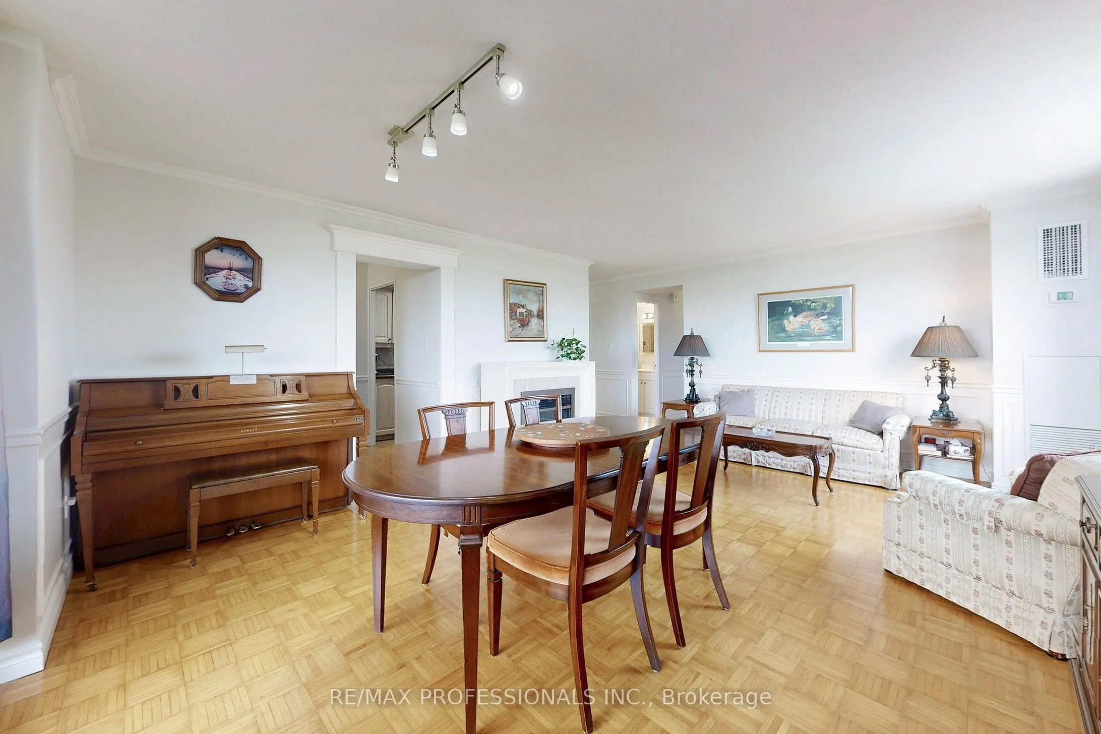 1535 Lakeshore Road E, #806