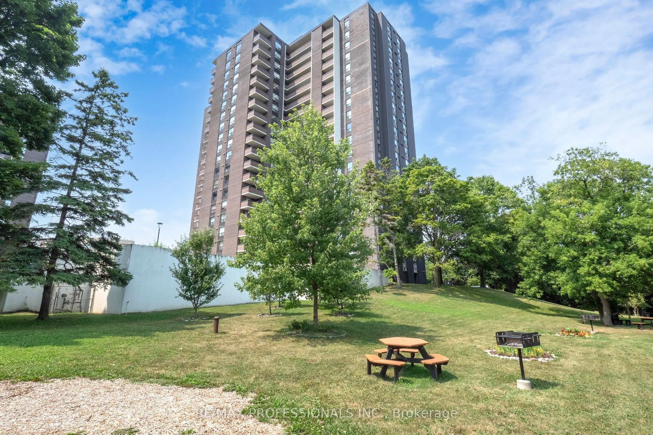 1535 Lakeshore Road E, #806
