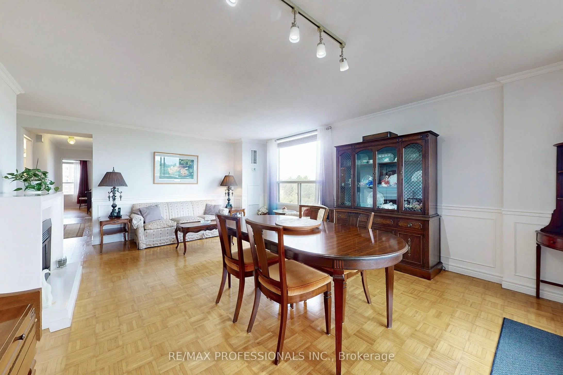 1535 Lakeshore Road E, #806