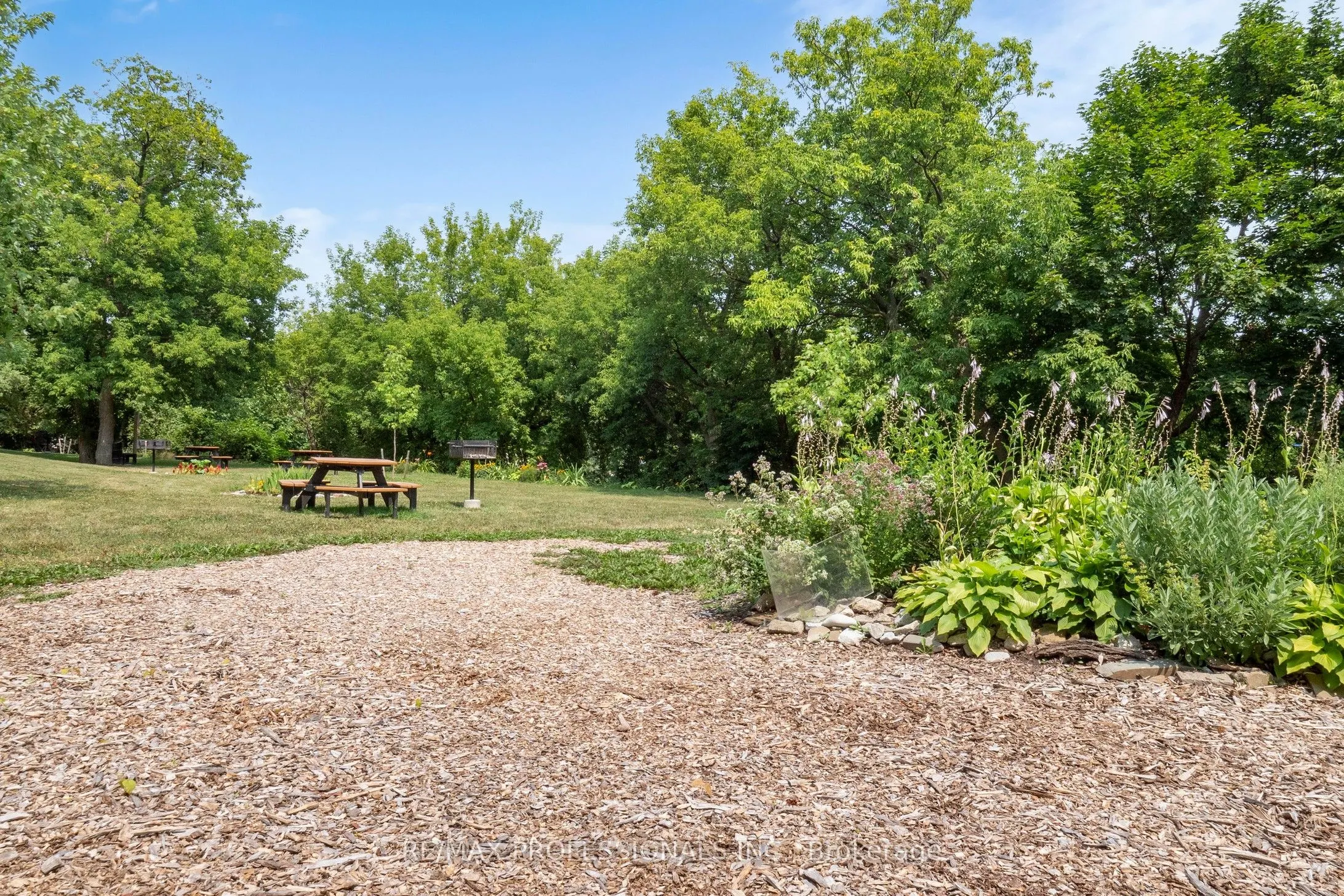 1535 Lakeshore Road E, #806