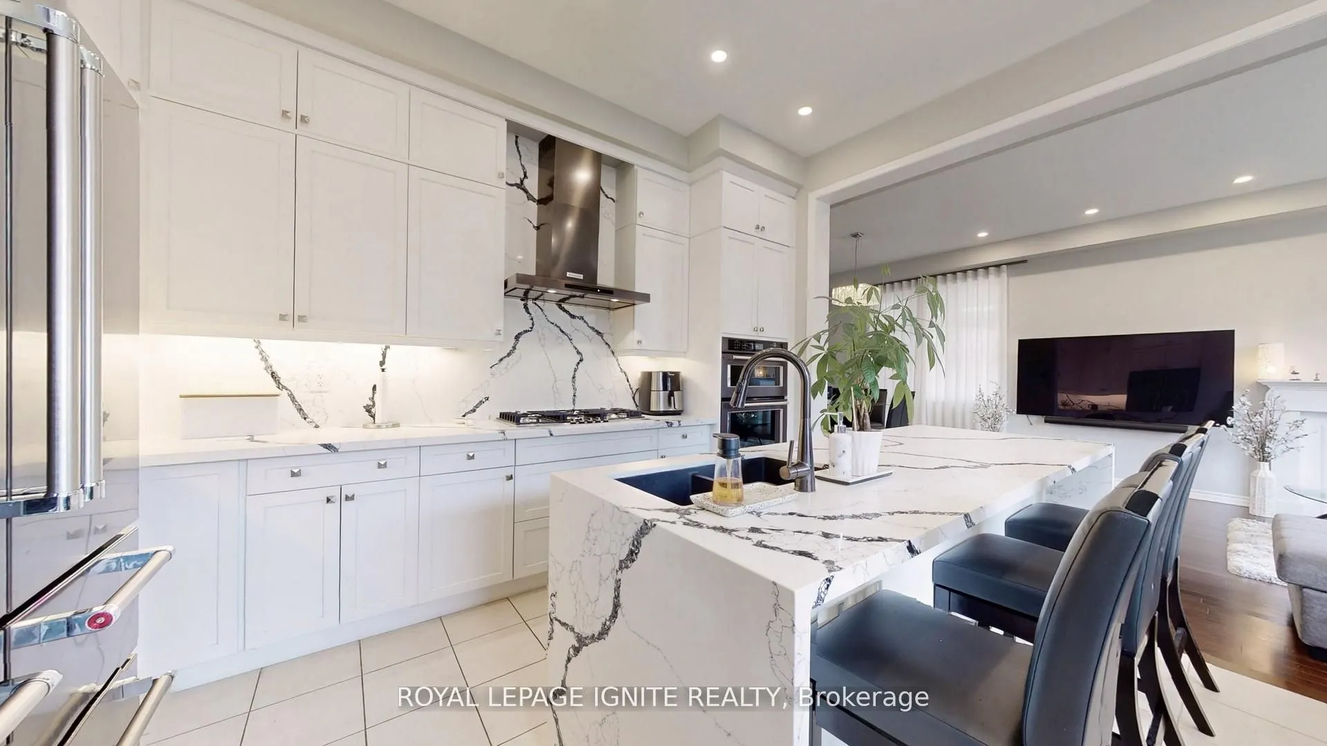 546 Kennedy Circle W