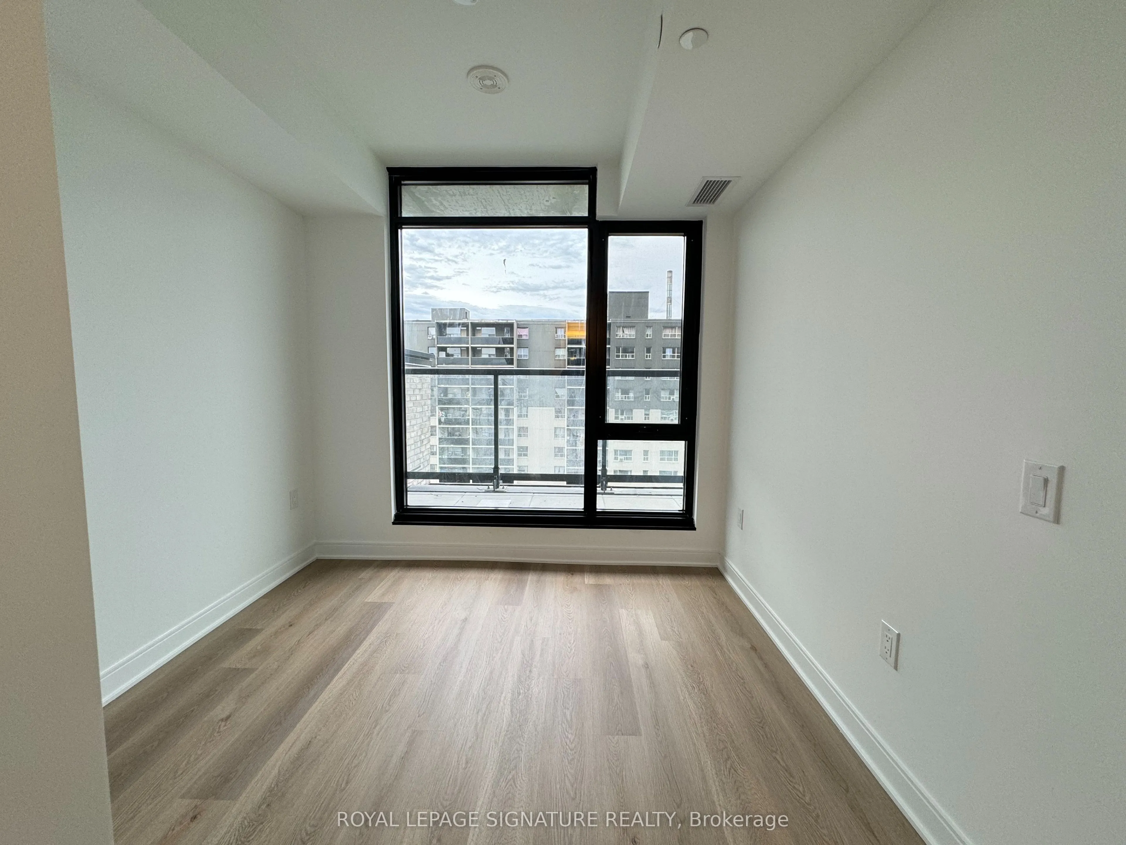 86 Dundas Street E, #807