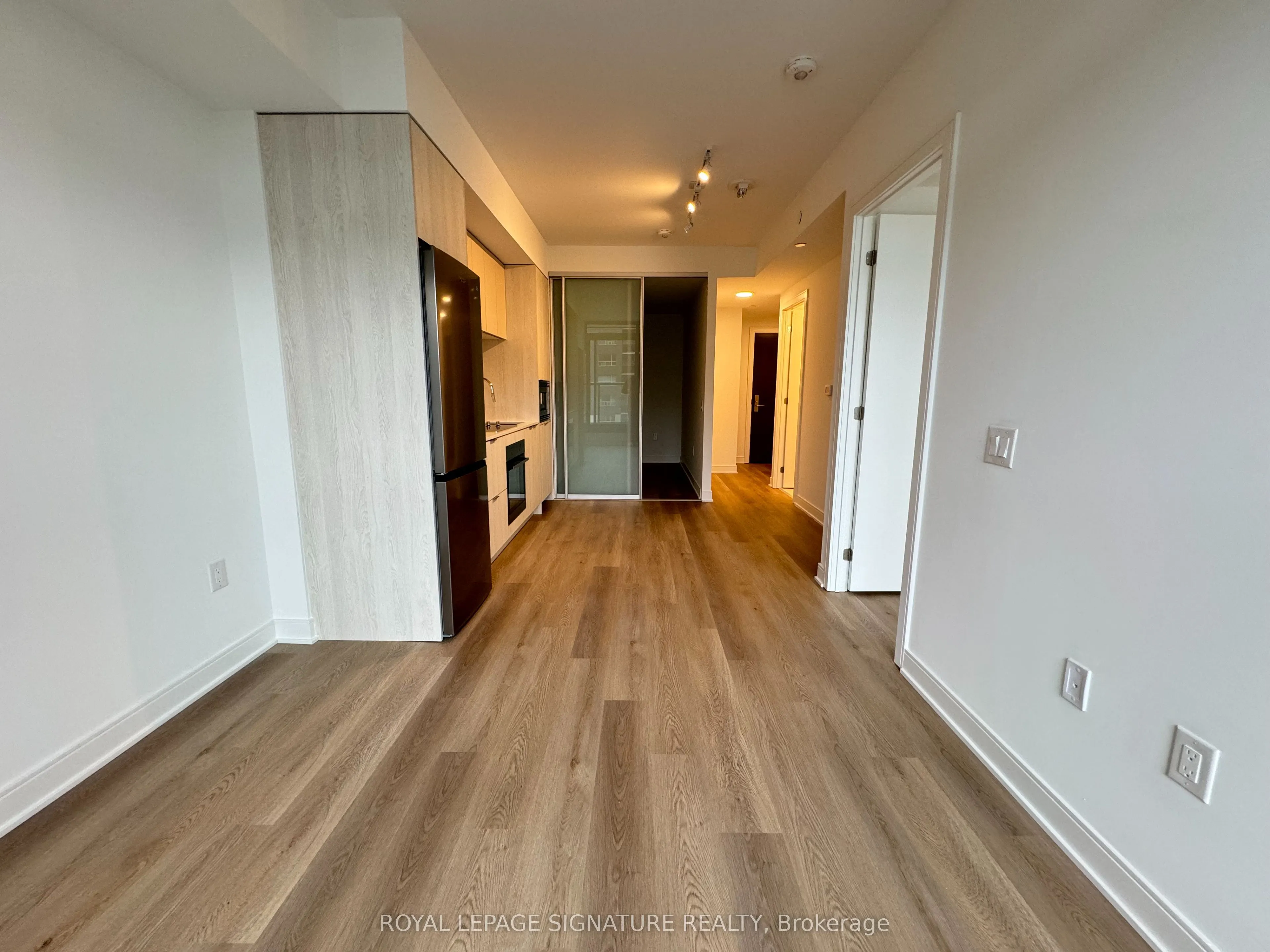 86 Dundas Street E, #807