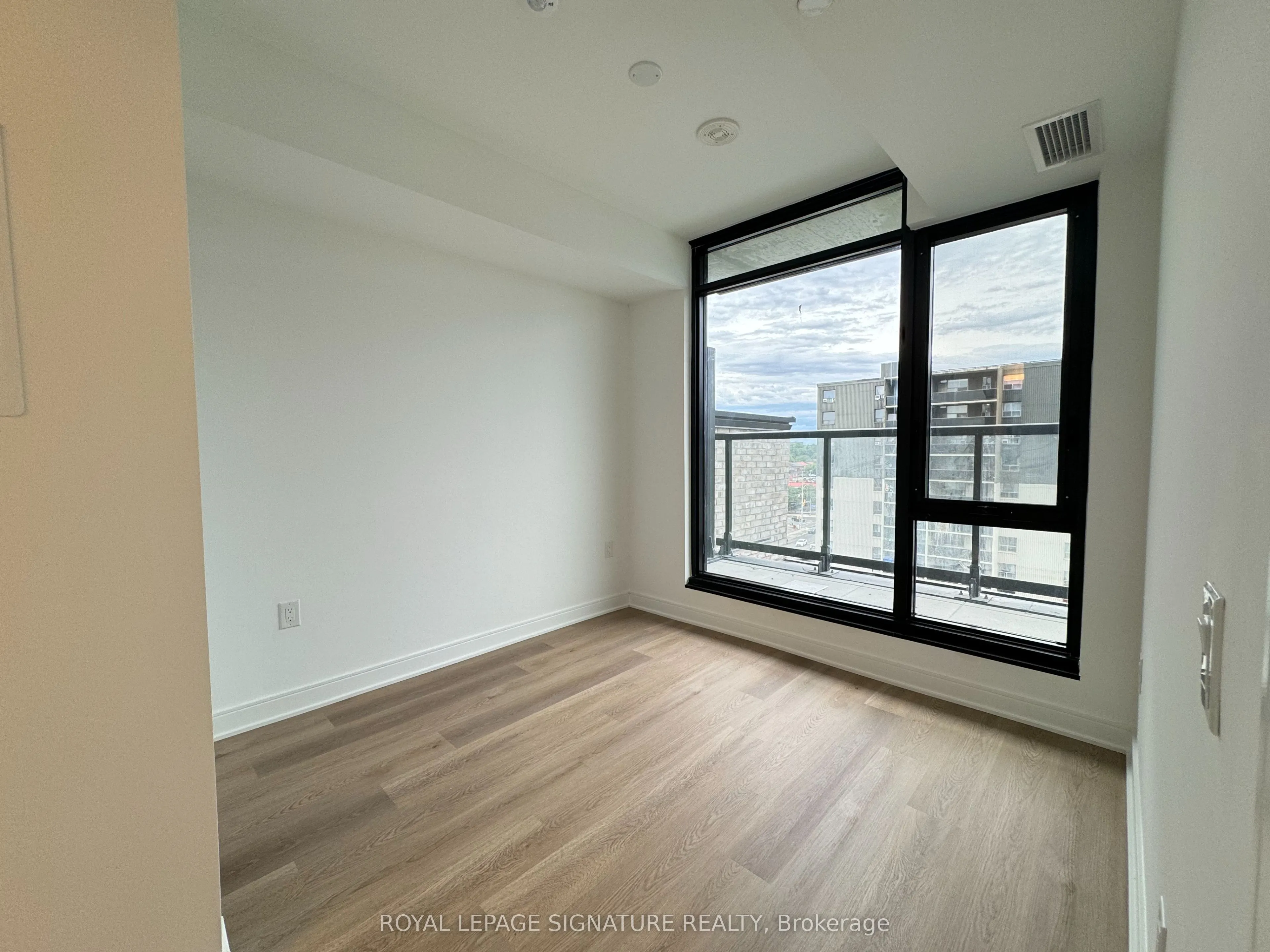 86 Dundas Street E, #807