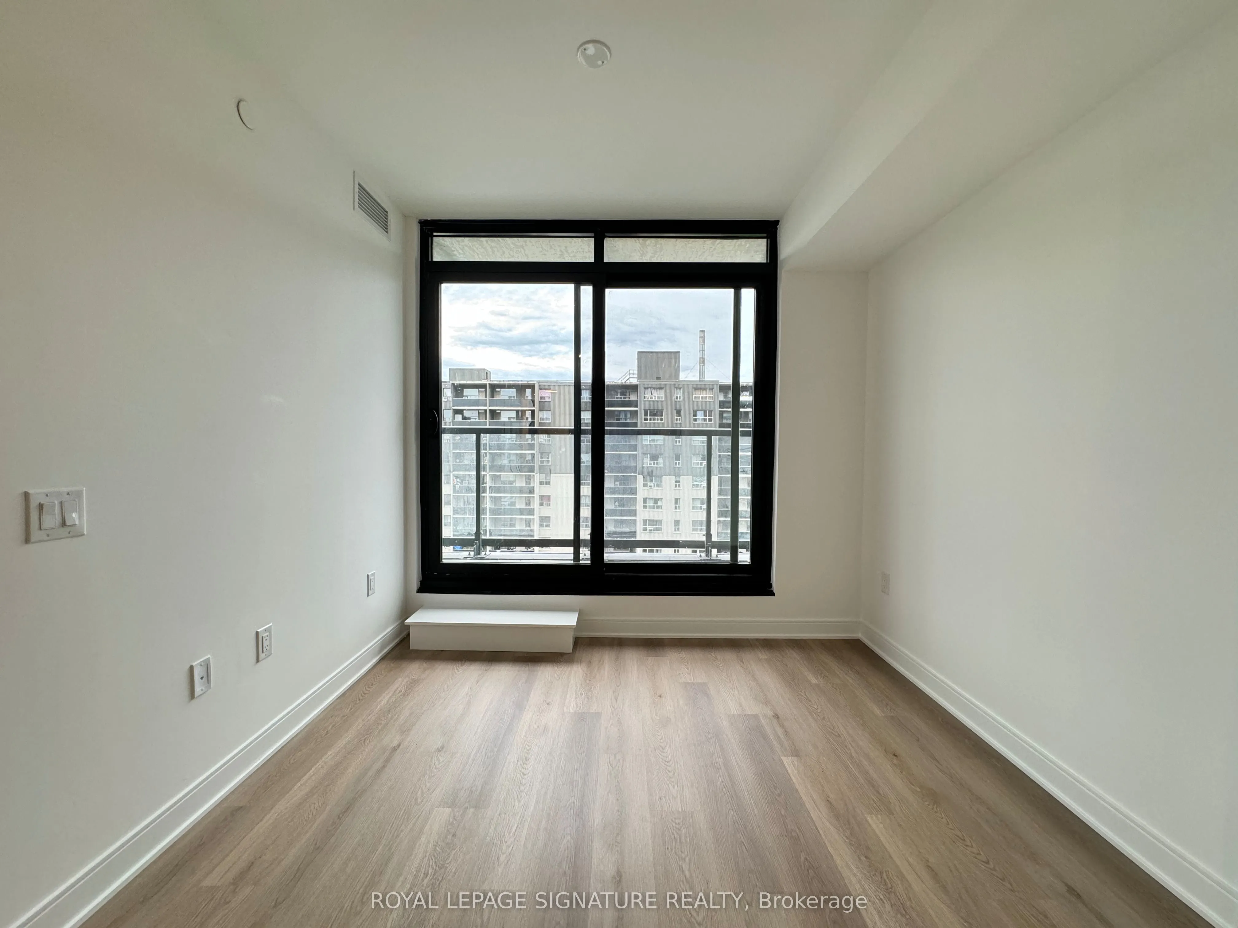 86 Dundas Street E, #807