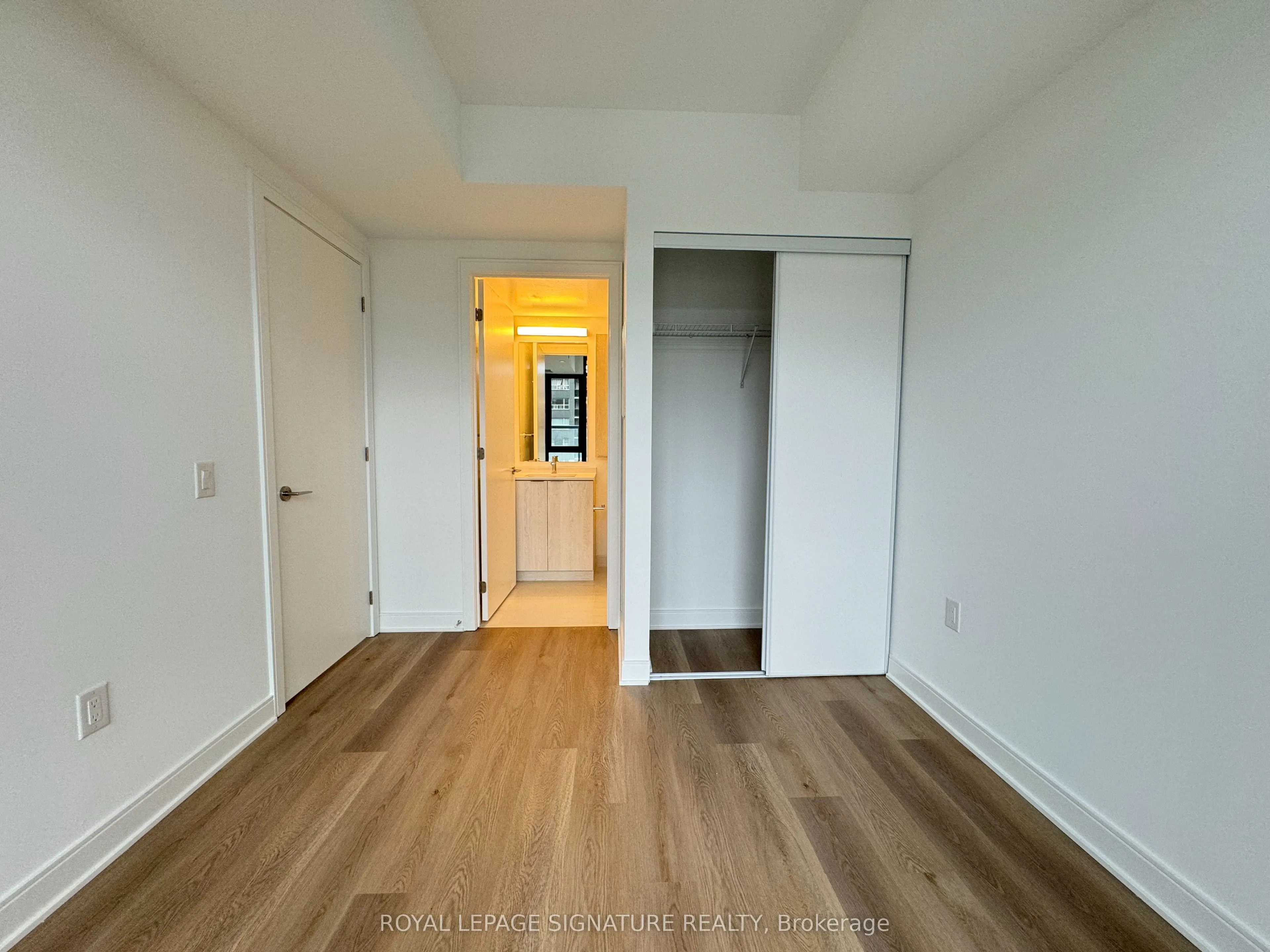 86 Dundas Street E, #807