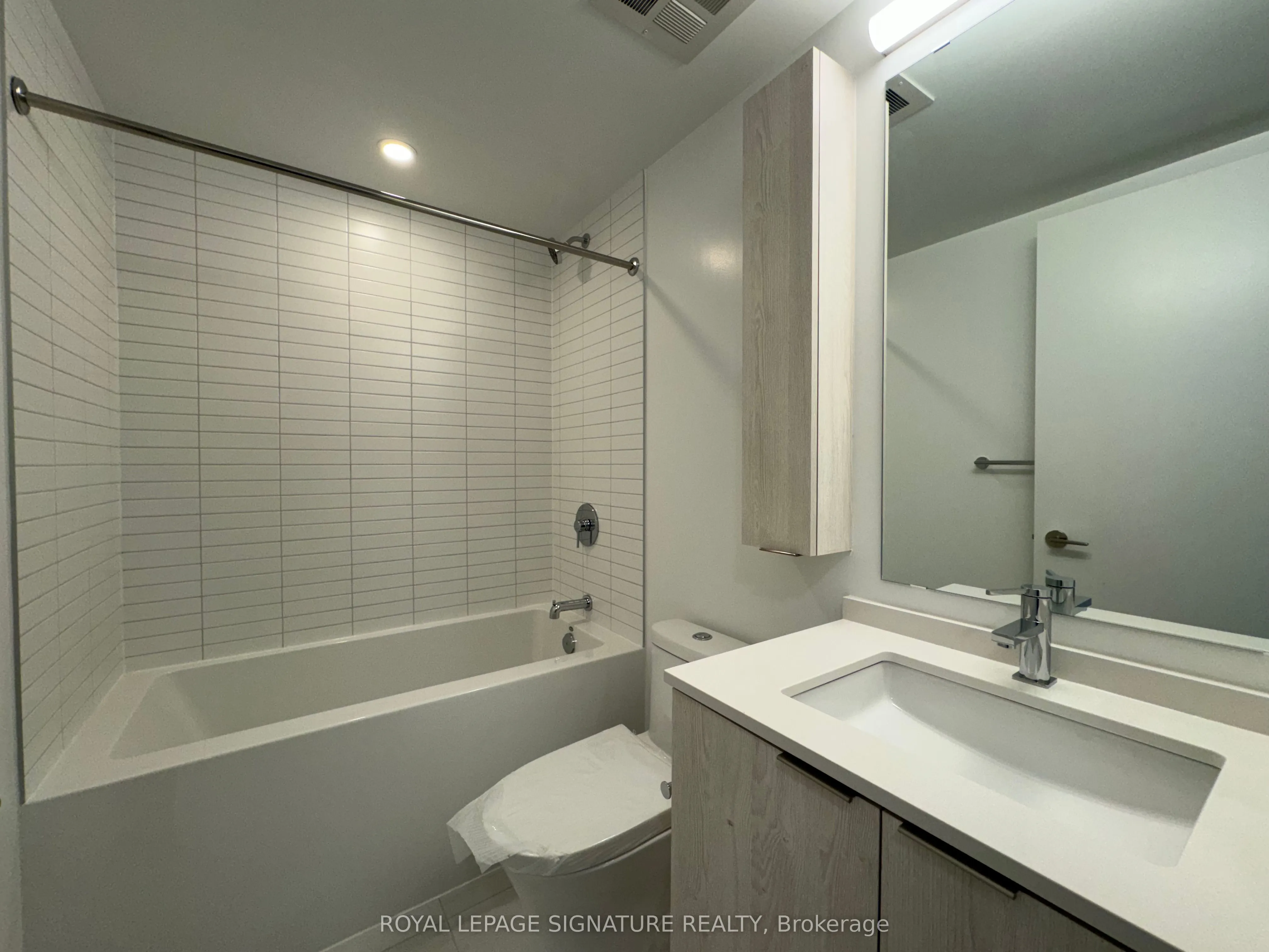 86 Dundas Street E, #807