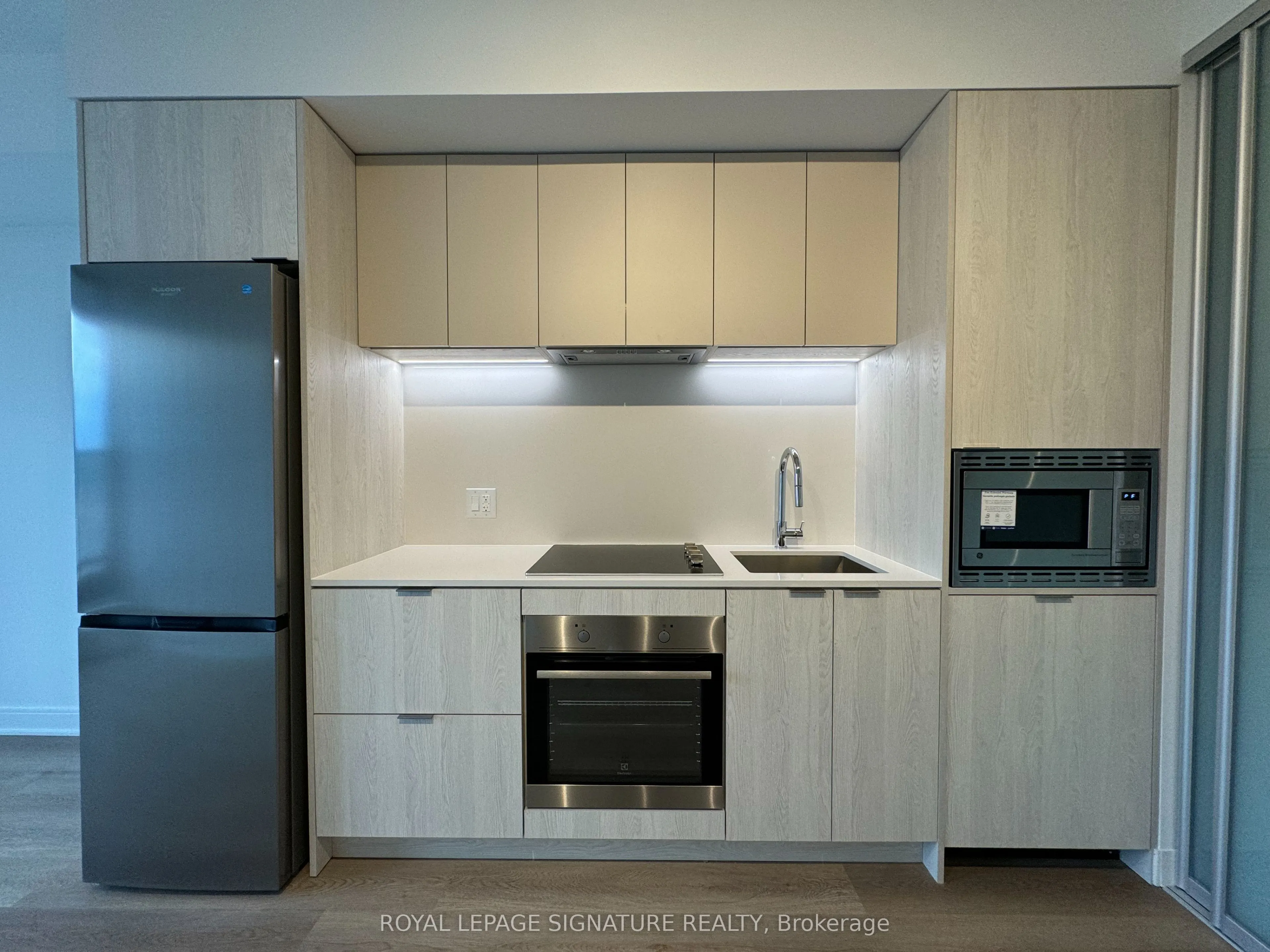 86 Dundas Street E, #807
