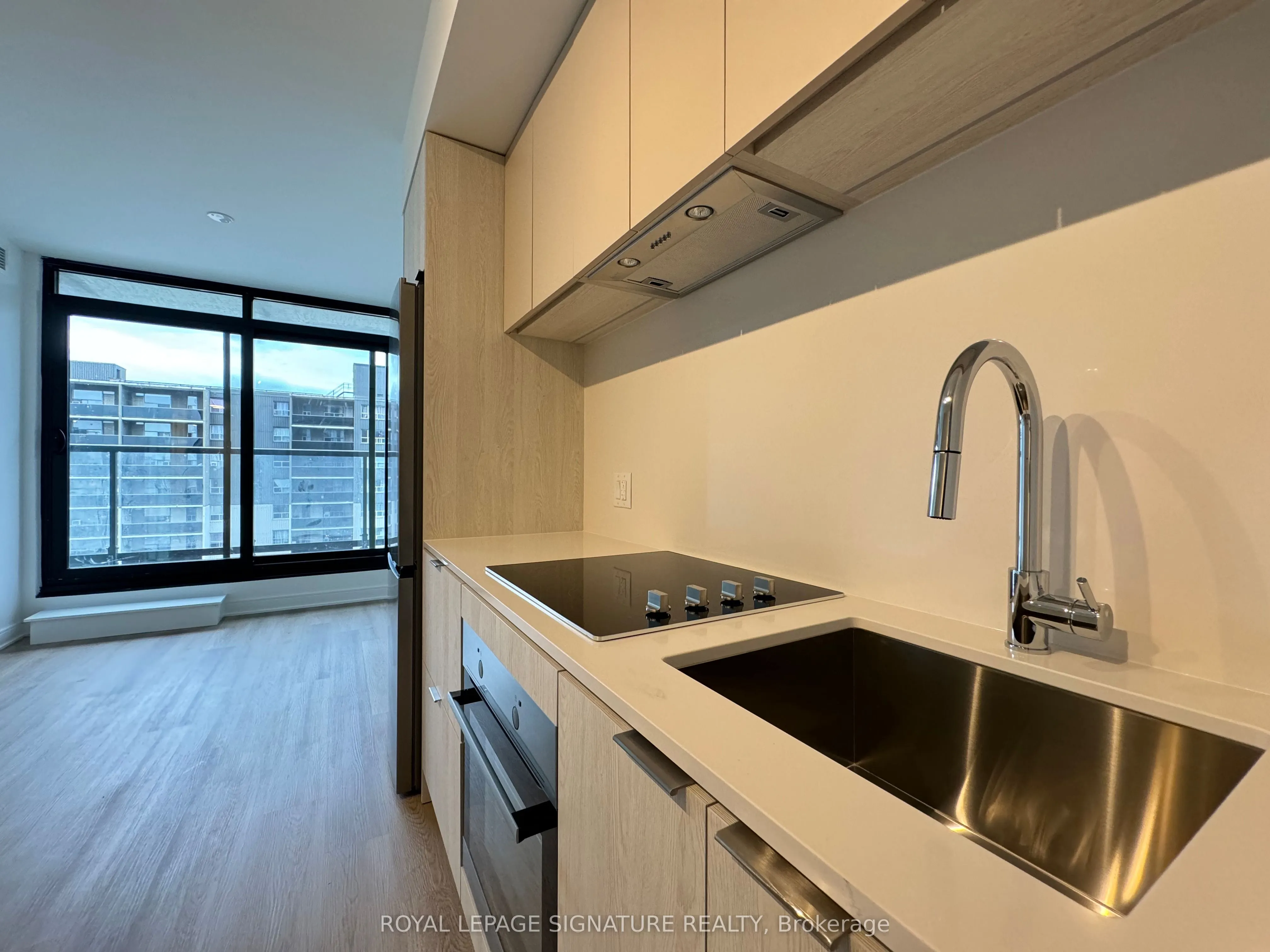 86 Dundas Street E, #807