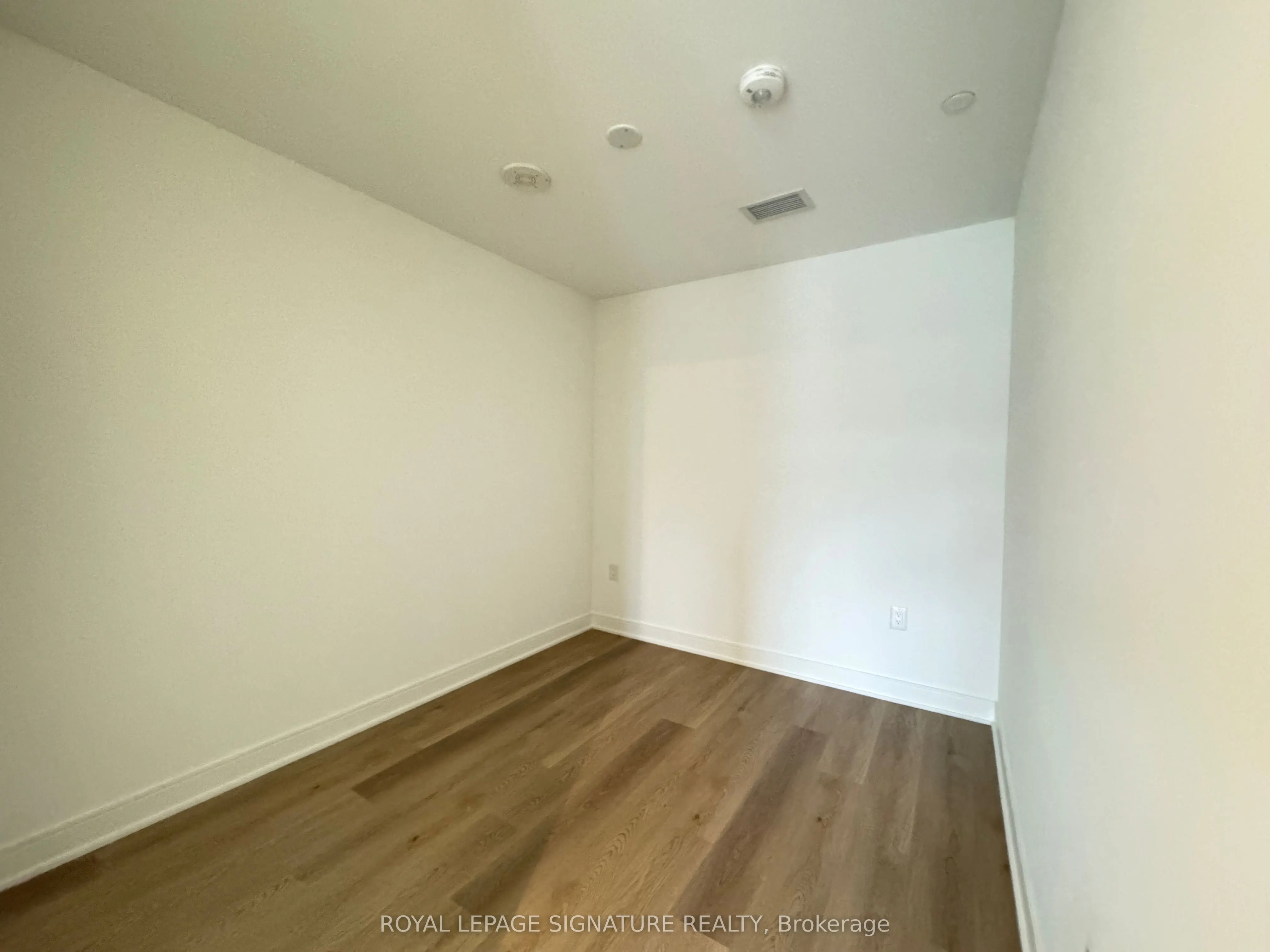 86 Dundas Street E, #807