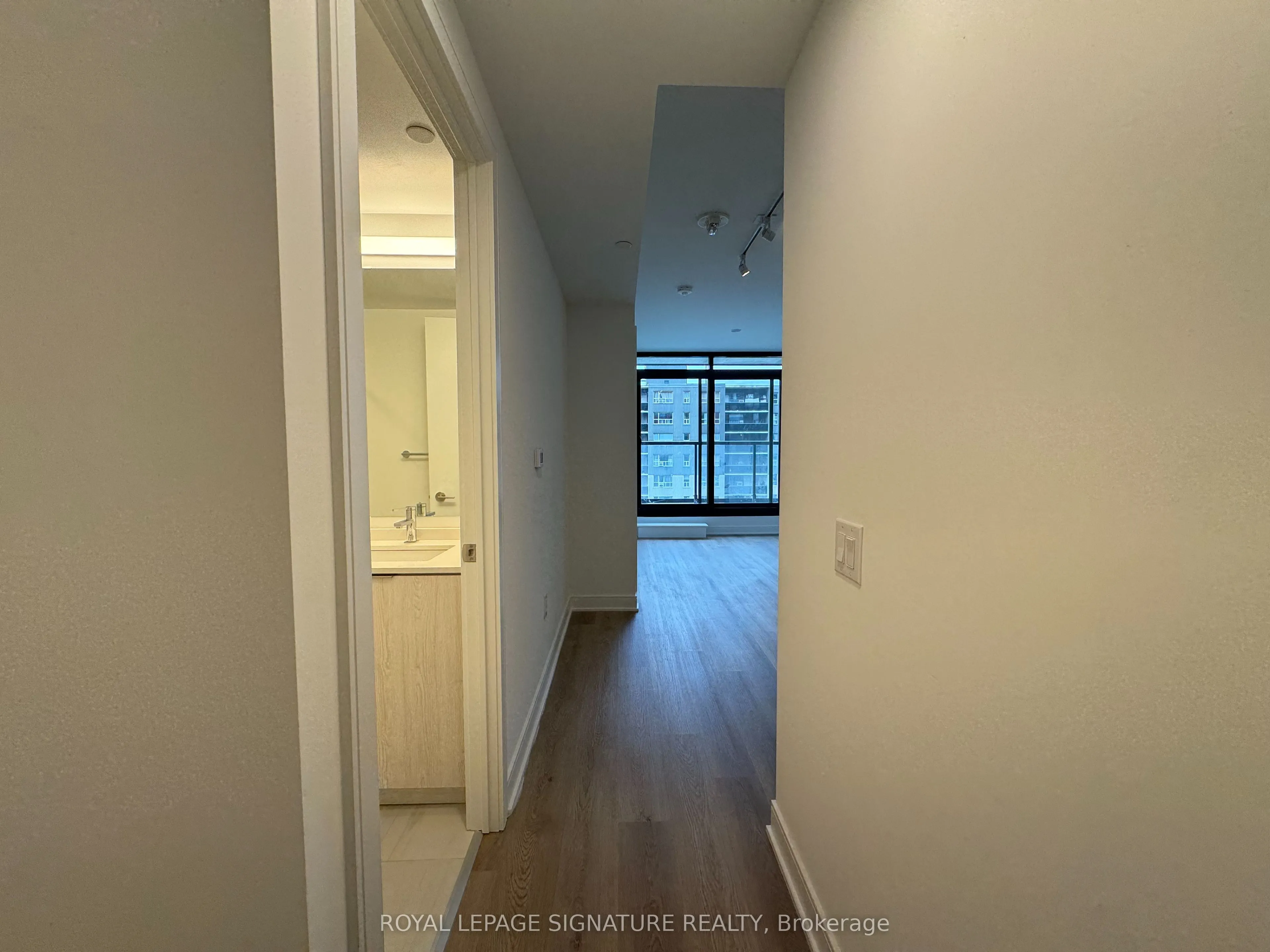 86 Dundas Street E, #807