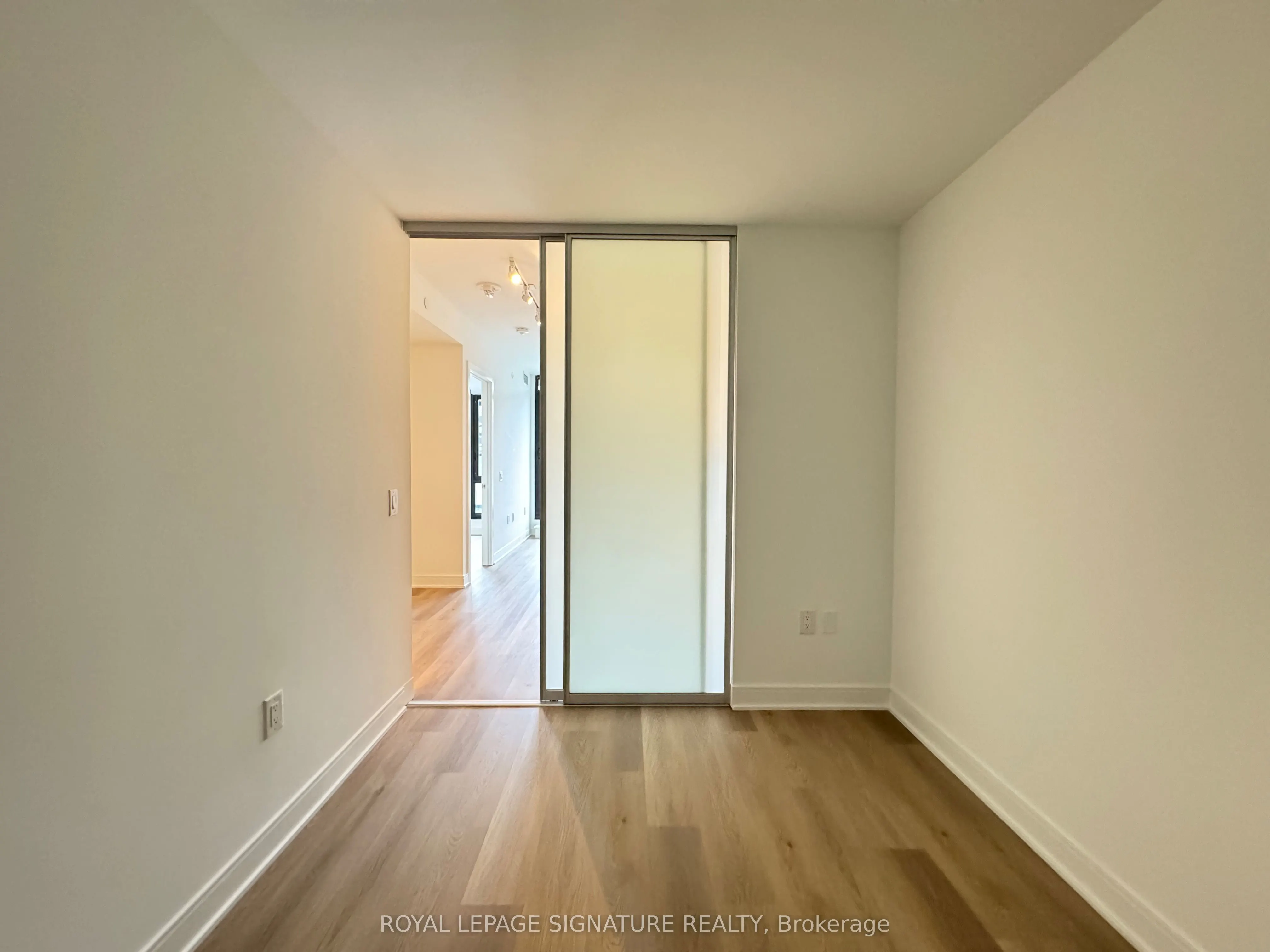 86 Dundas Street E, #807