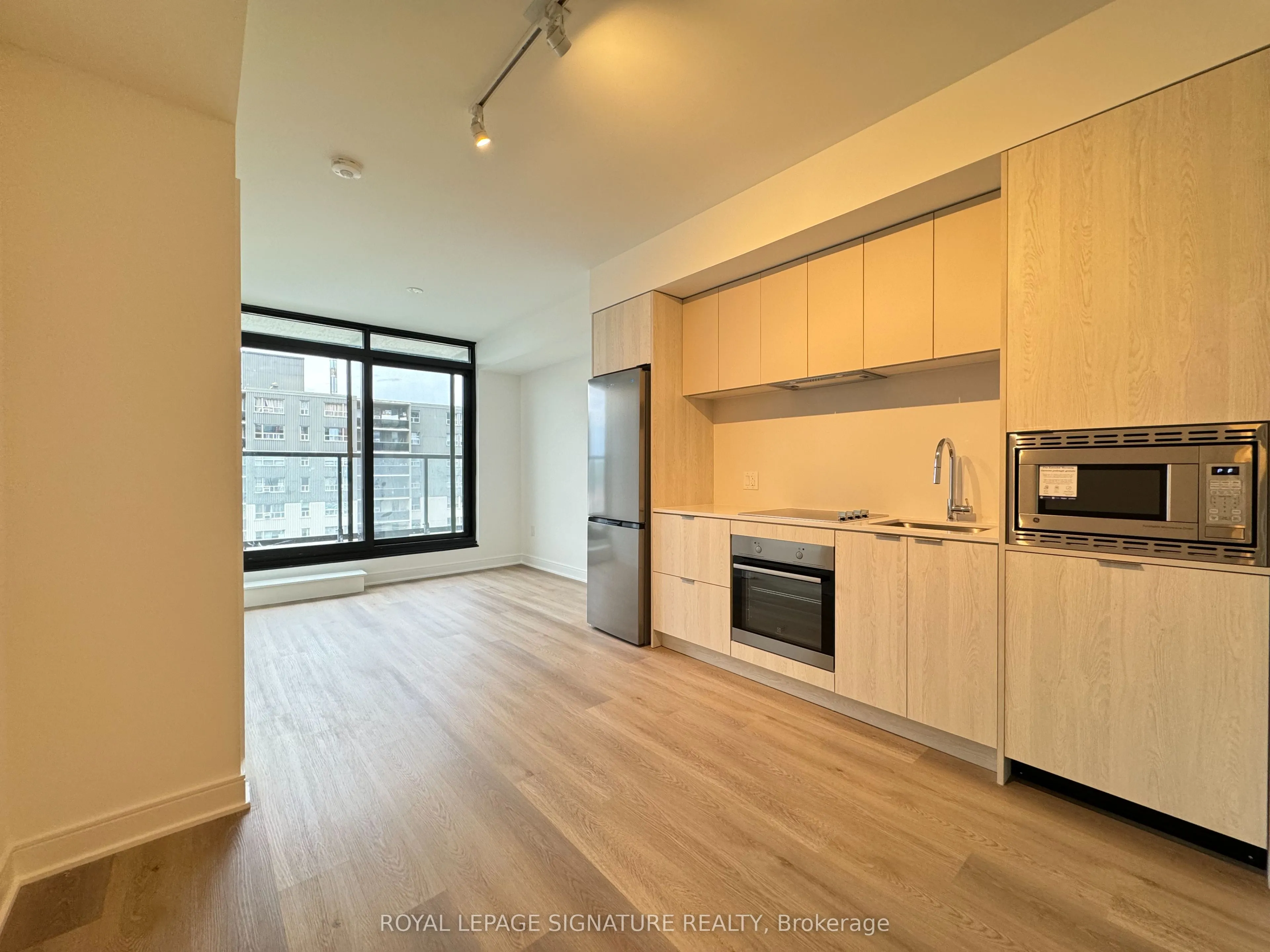86 Dundas Street E, #807