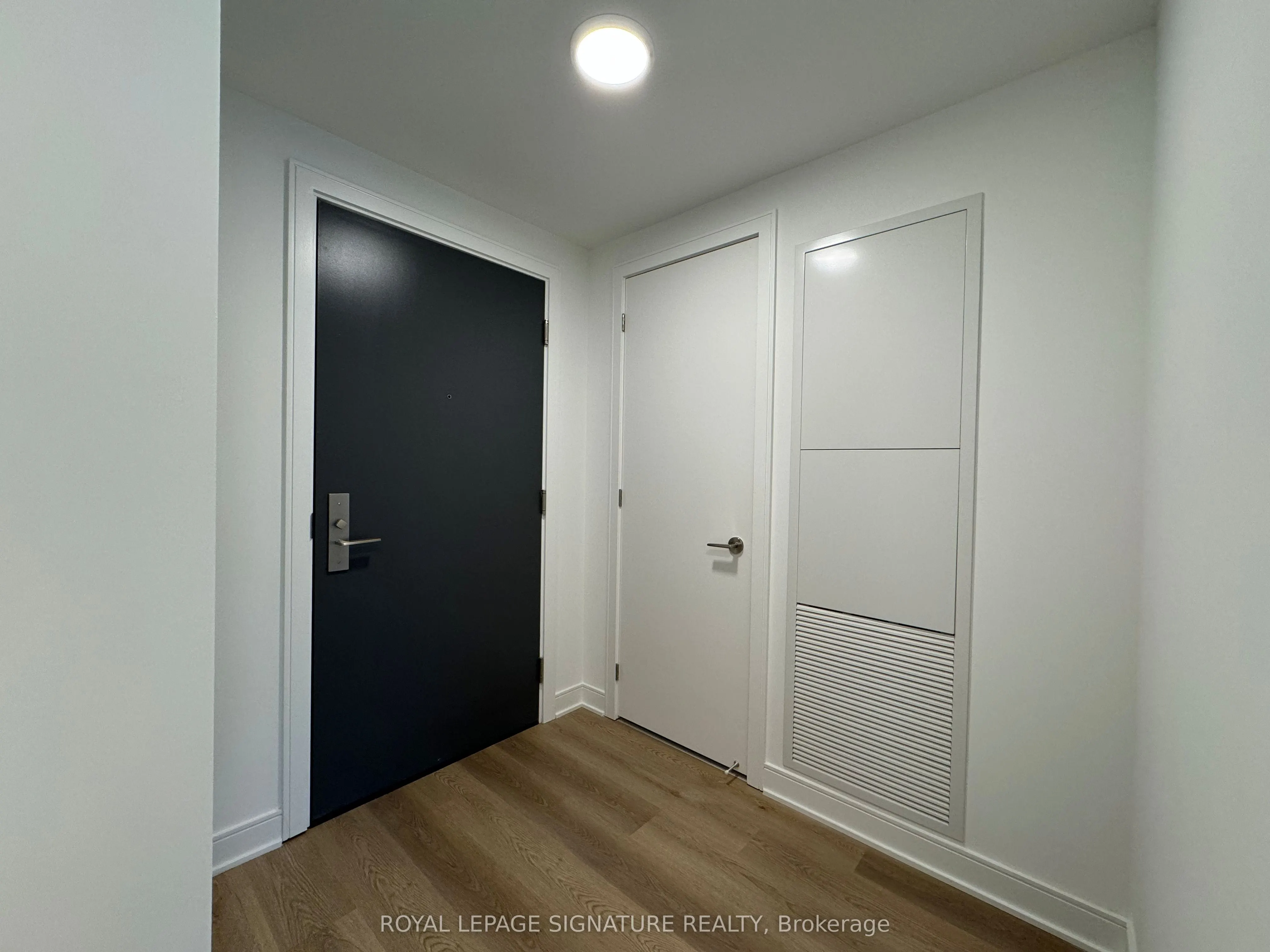 86 Dundas Street E, #807