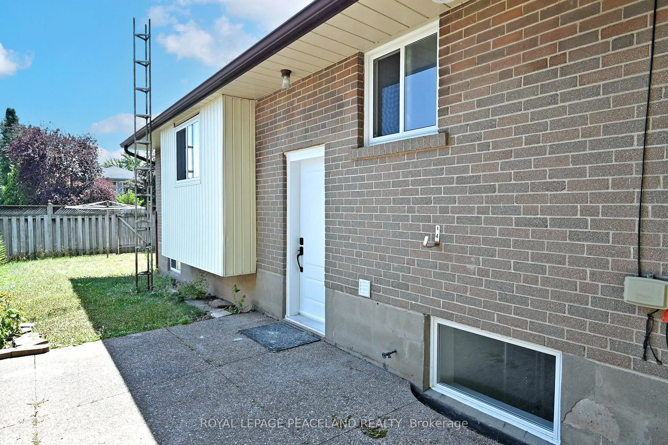 1223 Redbank Crescent