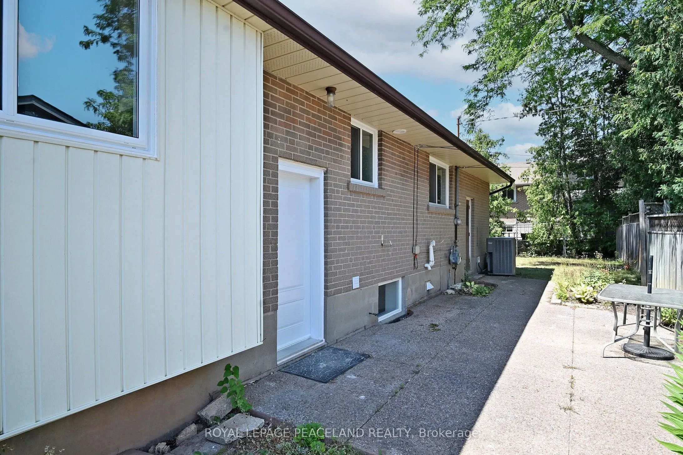 1223 Redbank Crescent