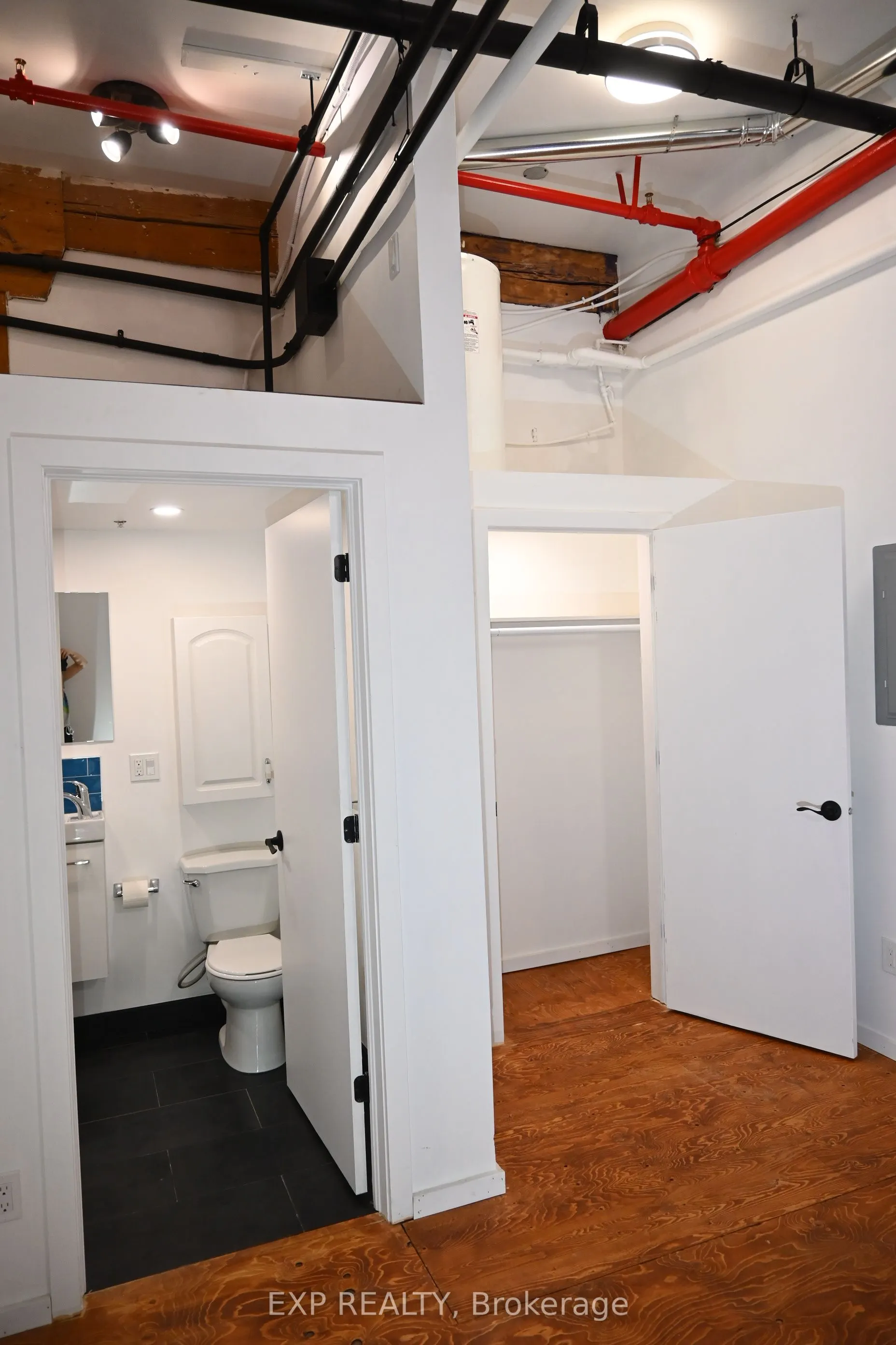 2480 Dundas Street W