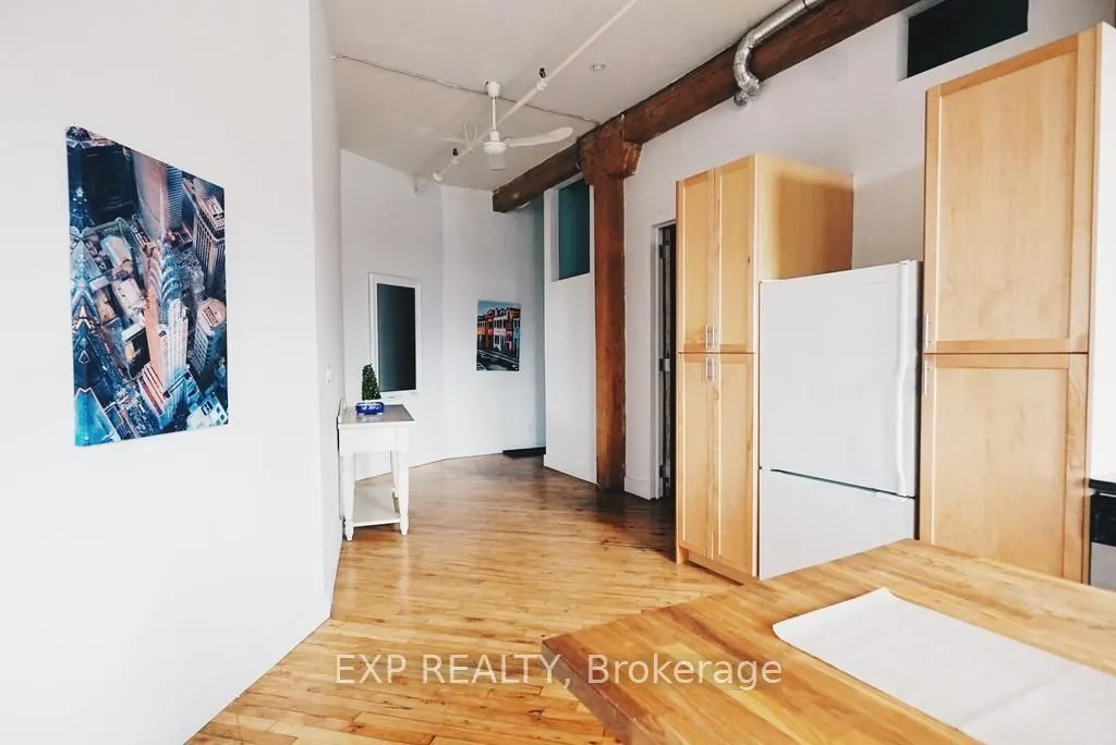 2480 Dundas Street W