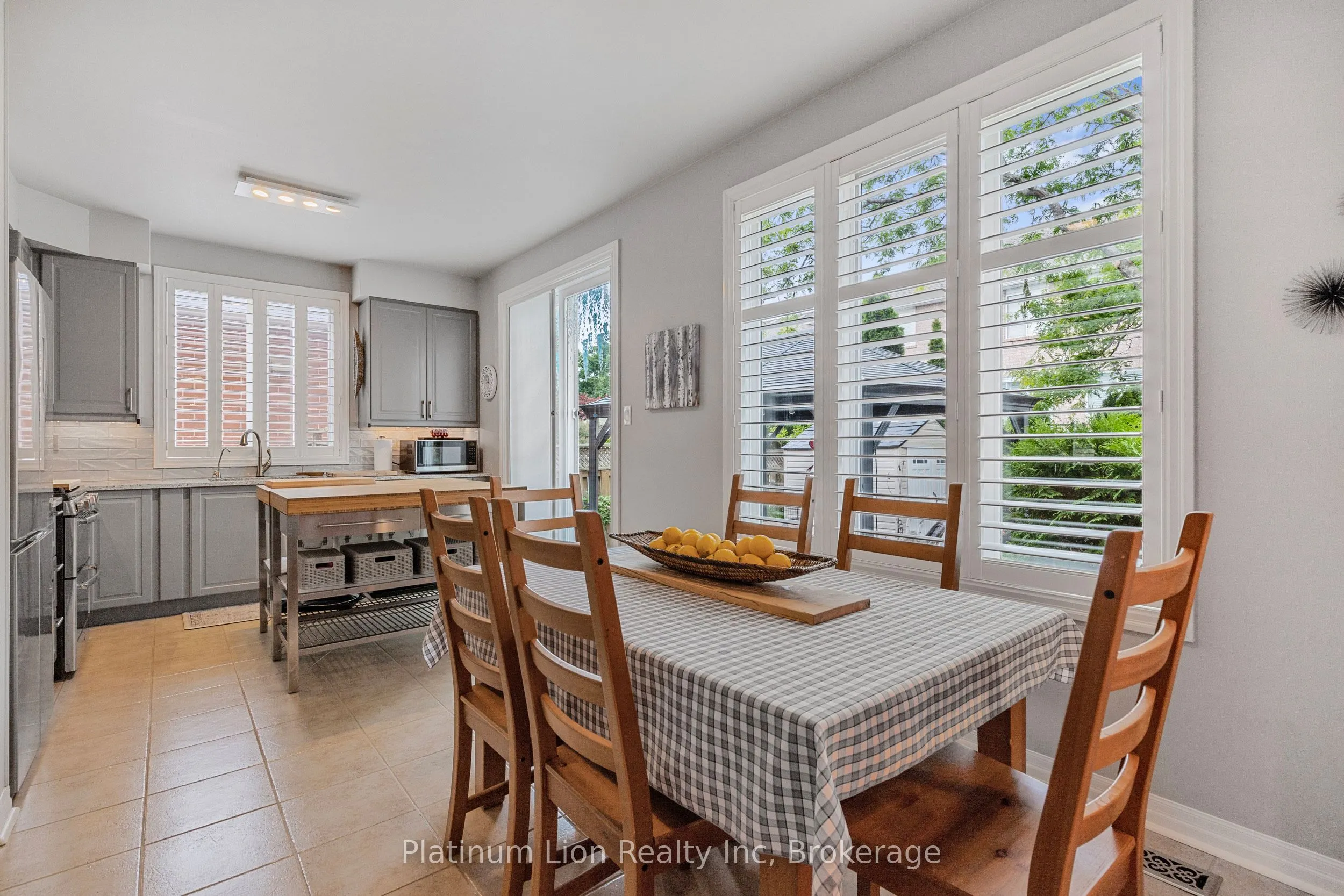 1256 Roundwood Crescent