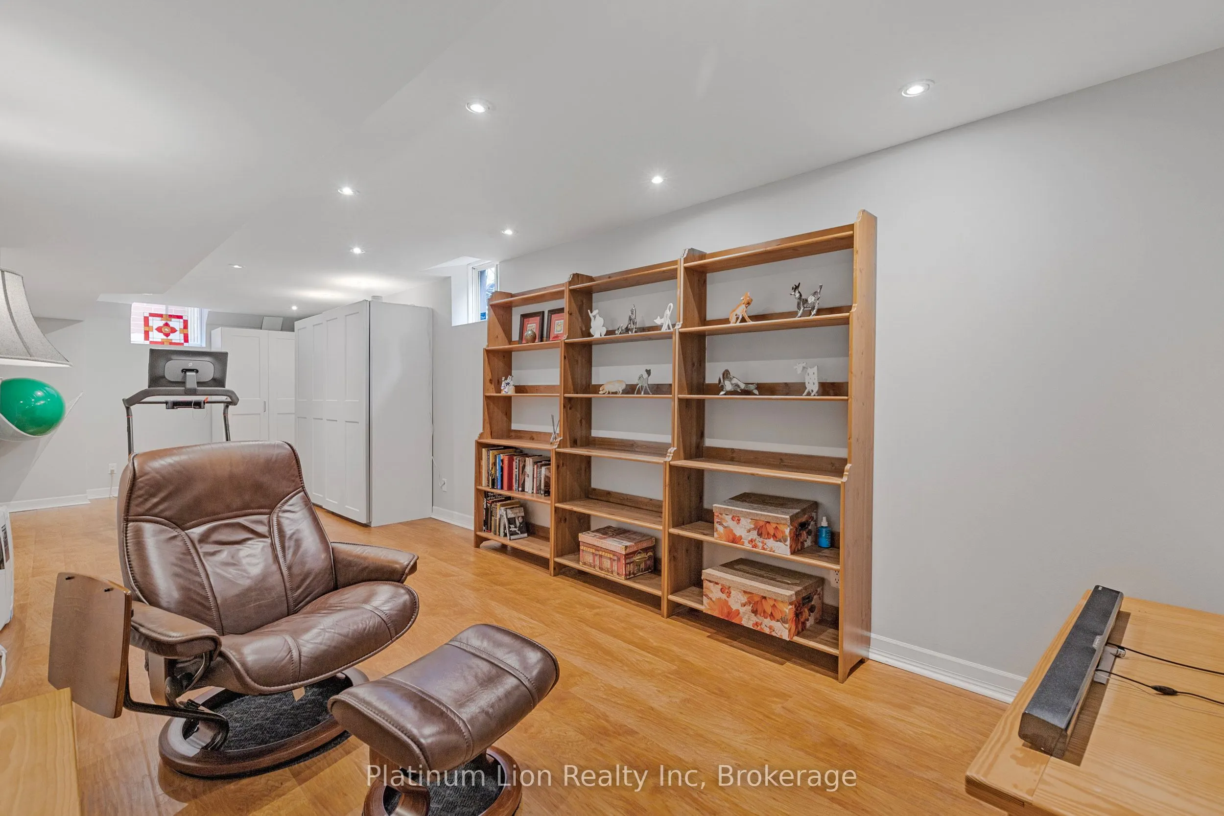 1256 Roundwood Crescent