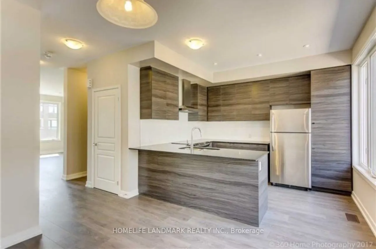 302 Squire Crescent