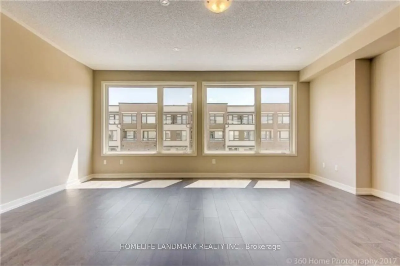302 Squire Crescent