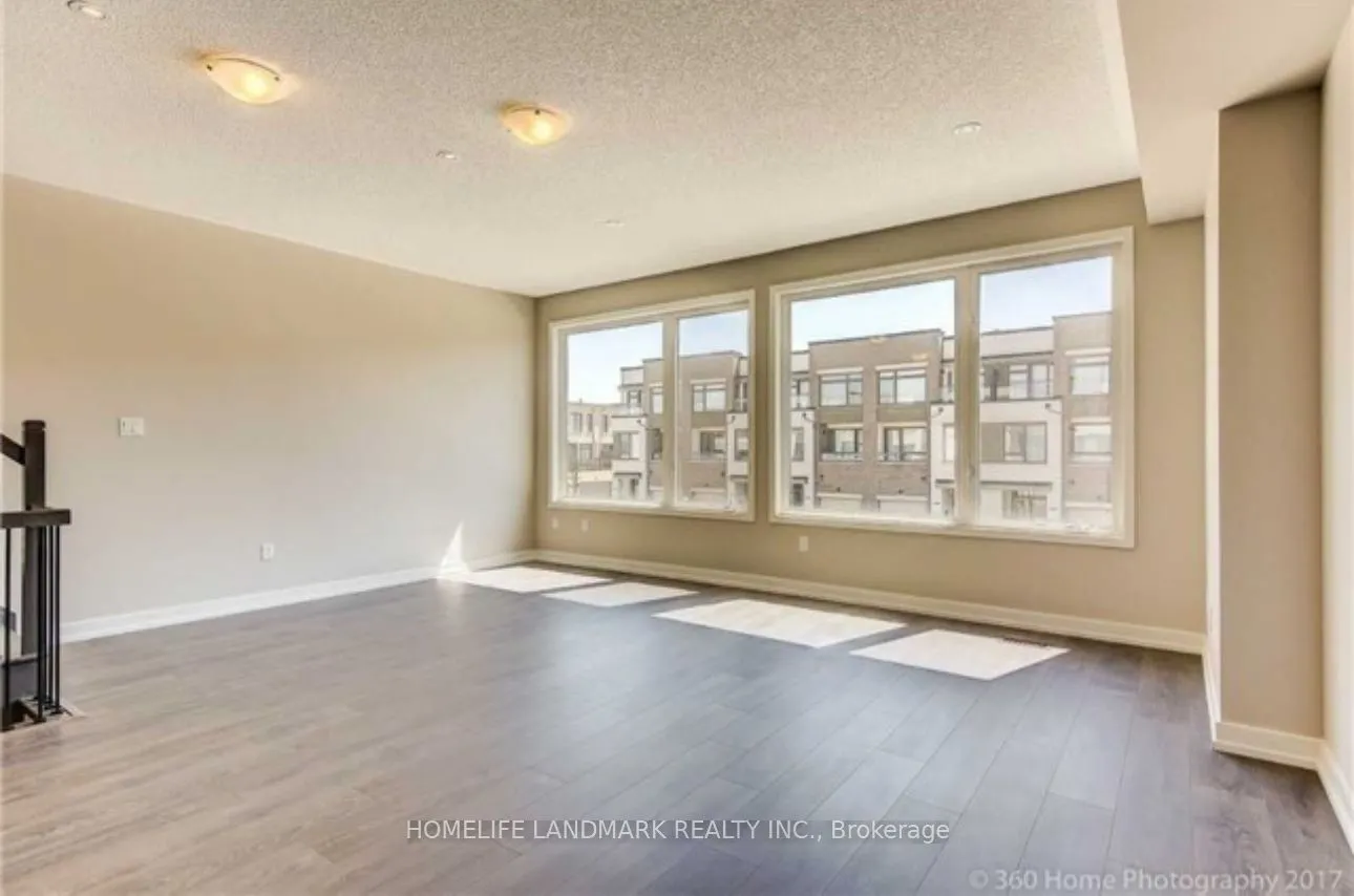 302 Squire Crescent