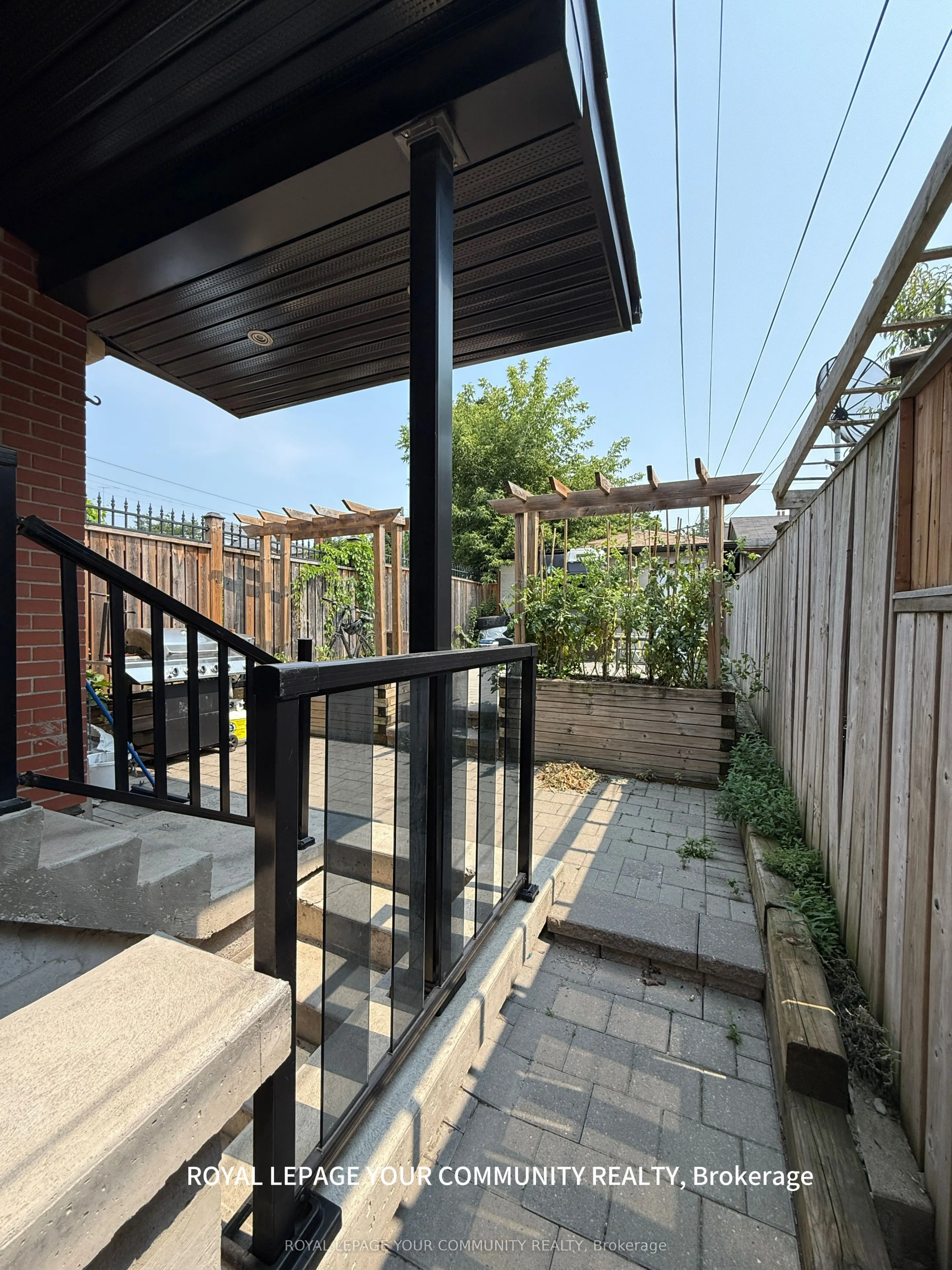 7 Harvie Avenue E, #2nd Floor