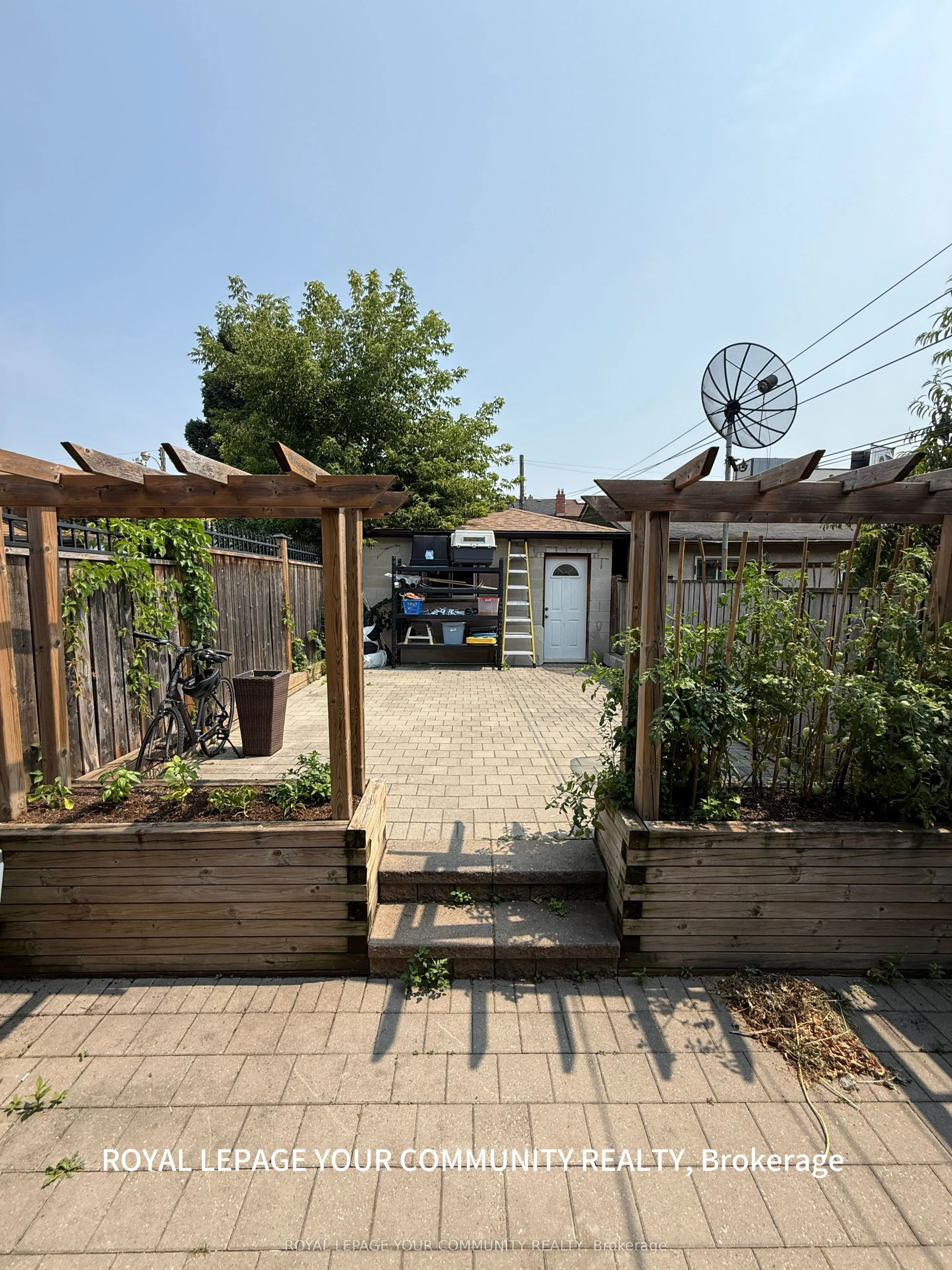 7 Harvie Avenue E, #2nd Floor