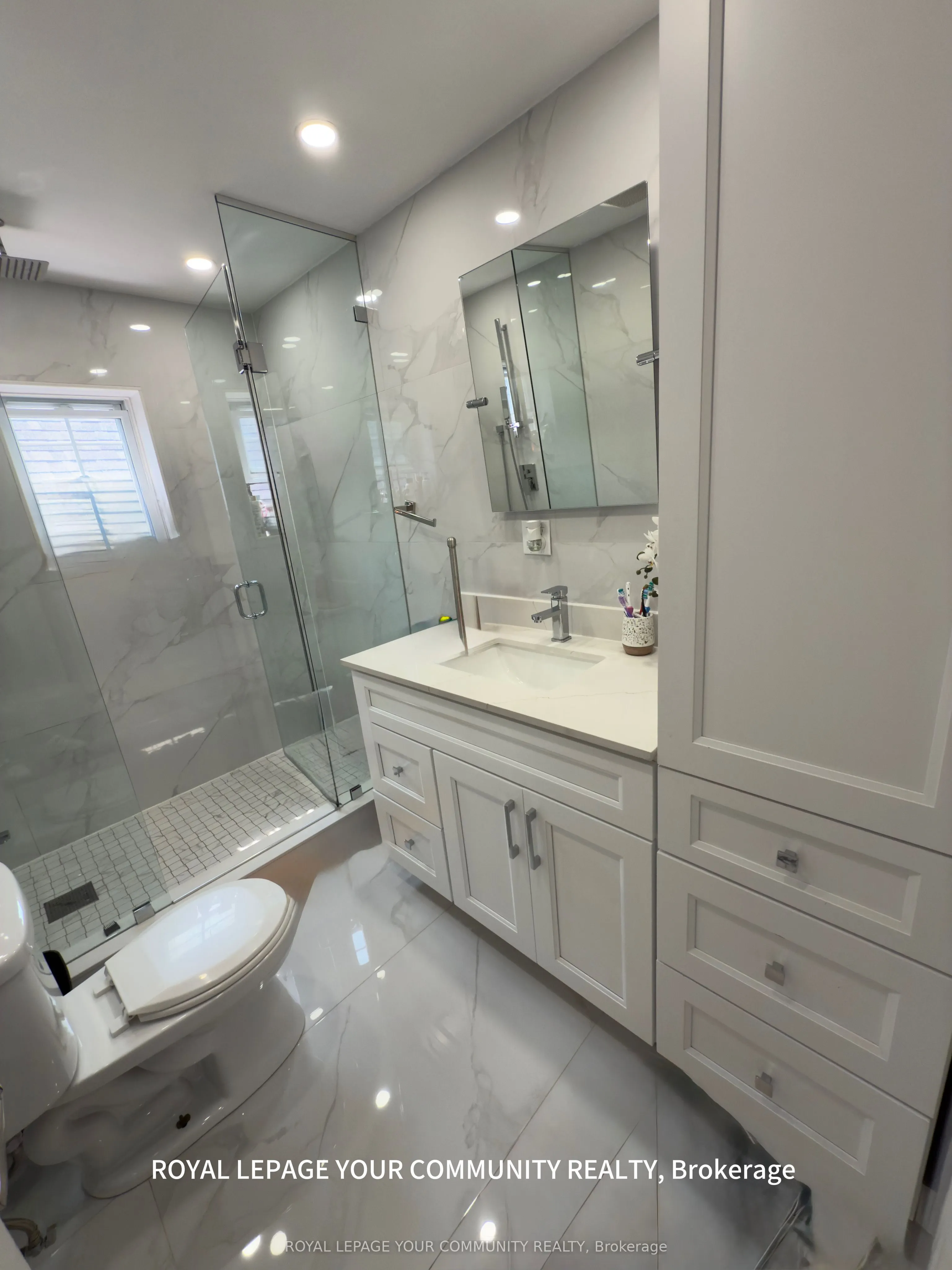 7 Harvie Avenue E, #2nd Floor