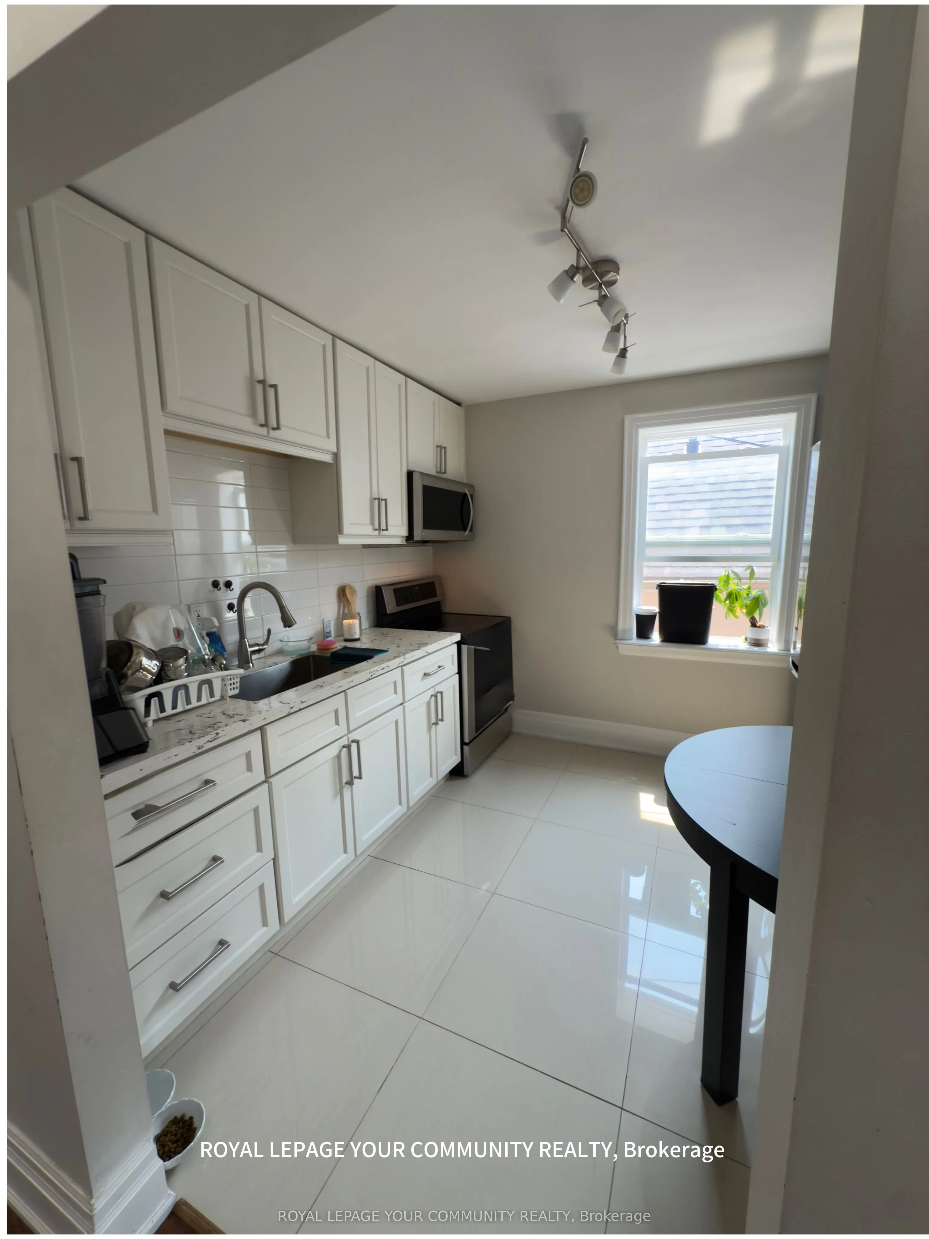 7 Harvie Avenue E, #2nd Floor